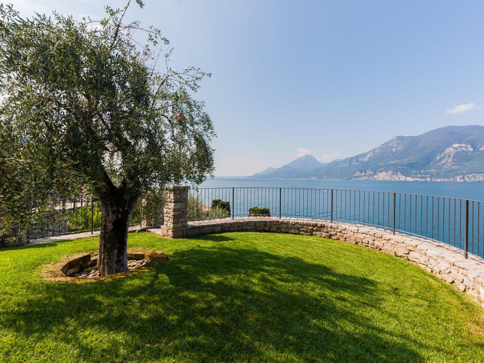 Foto 14 - Appartamento con 1 camera da letto a Brenzone sul Garda con giardino e vista sulle montagne