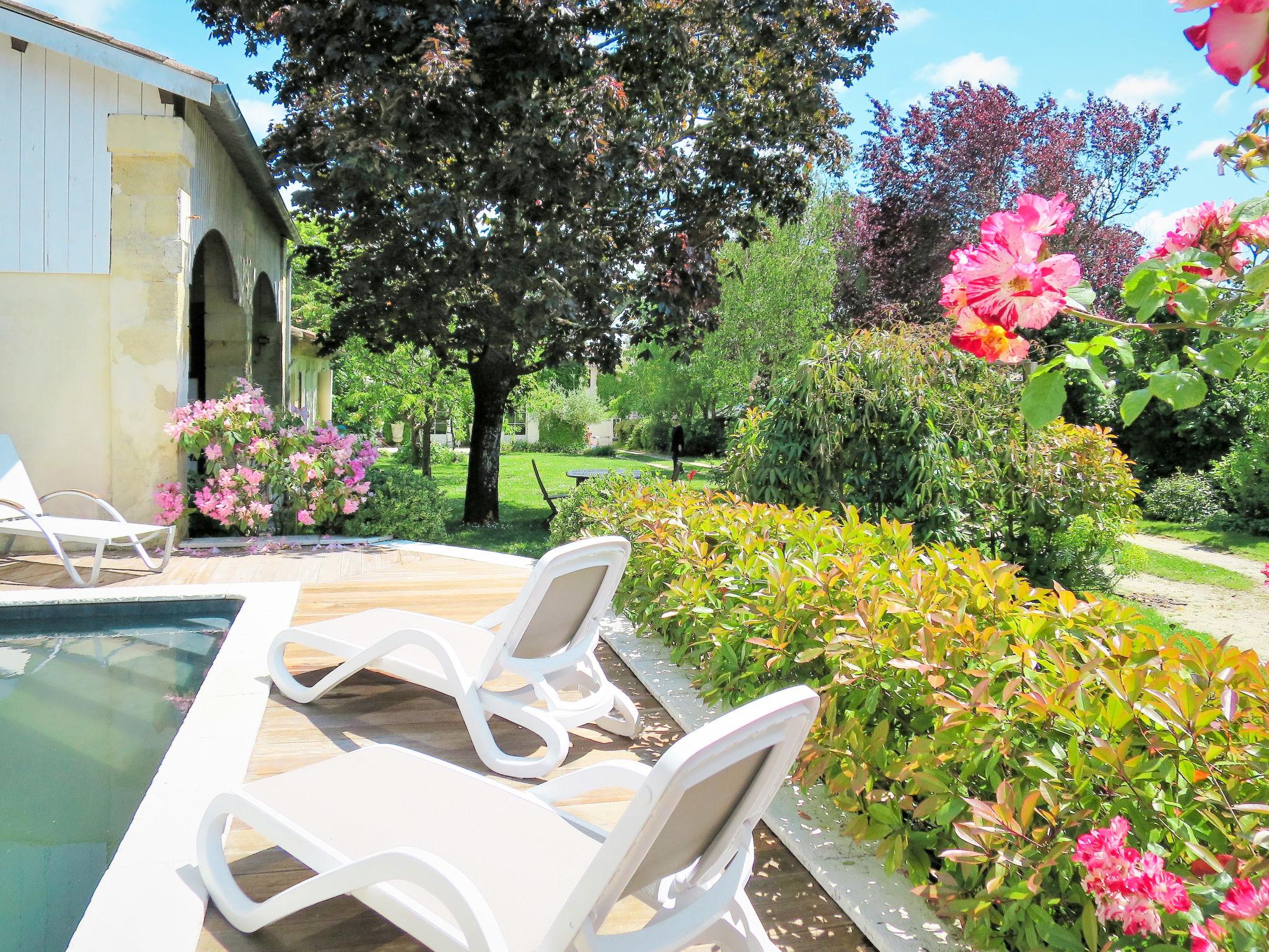 Photo 17 - Maison de 1 chambre à Vertheuil avec piscine privée et jardin