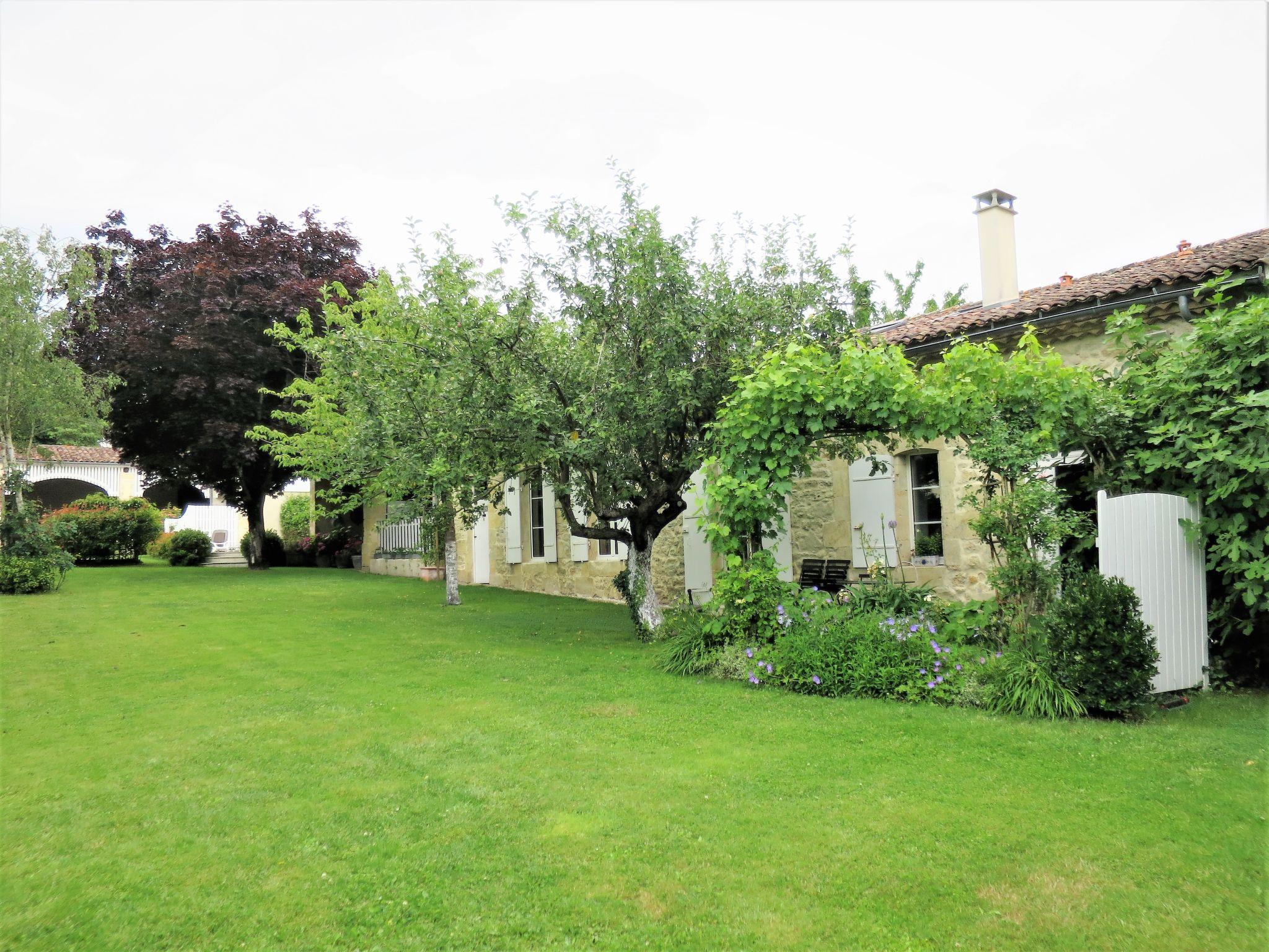 Photo 21 - Maison de 1 chambre à Vertheuil avec piscine privée et jardin