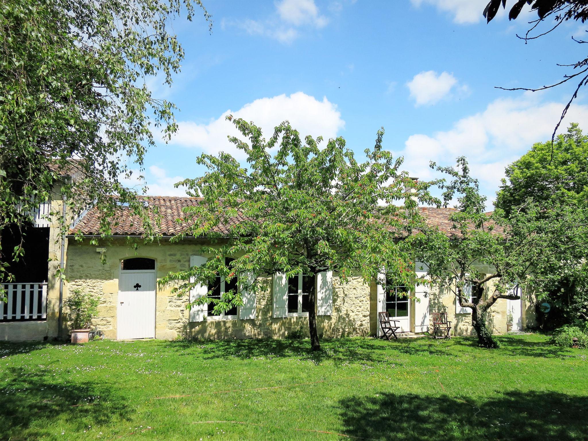 Photo 1 - Maison de 1 chambre à Vertheuil avec piscine privée et jardin