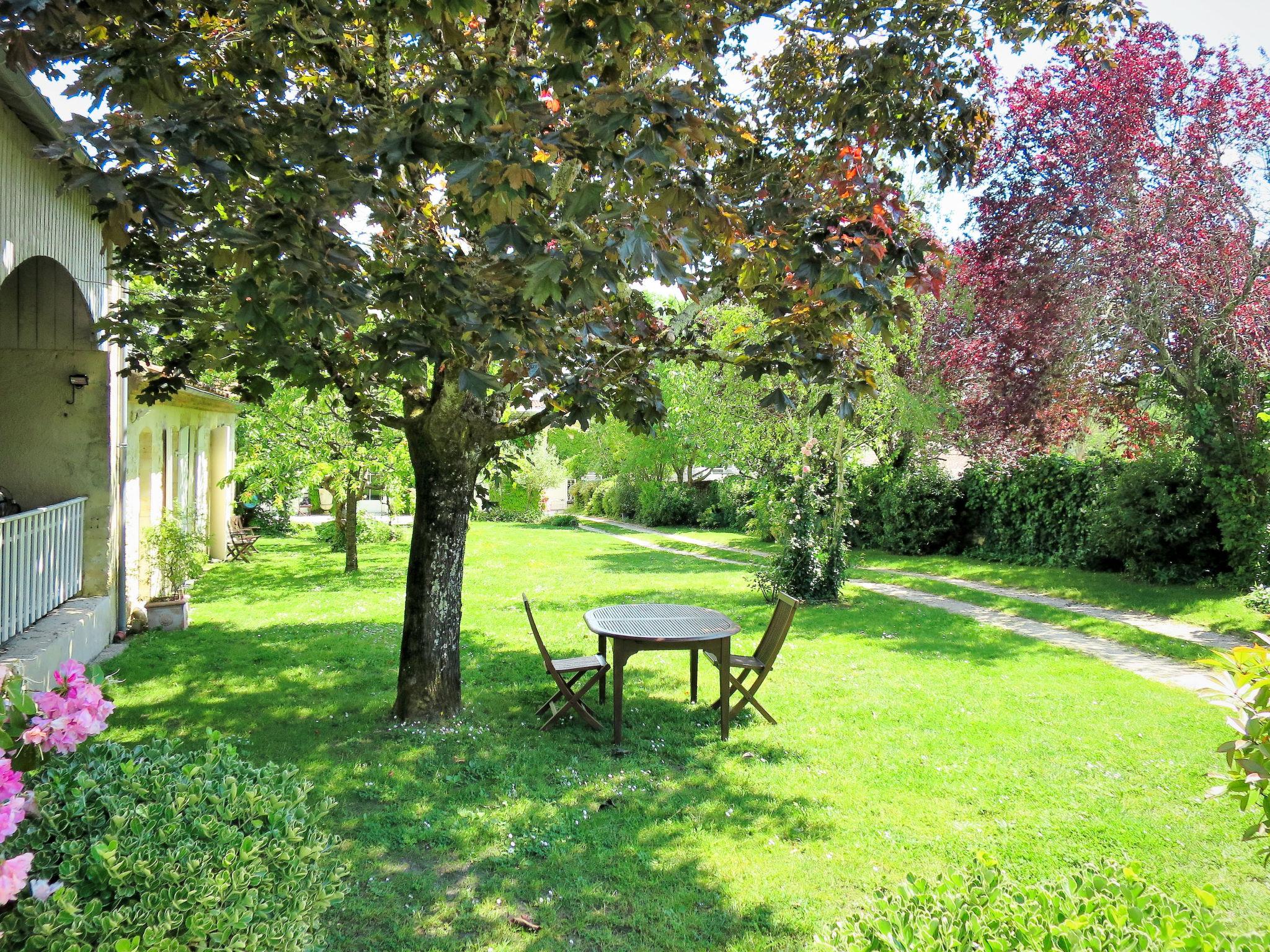 Photo 18 - Maison de 1 chambre à Vertheuil avec piscine privée et jardin