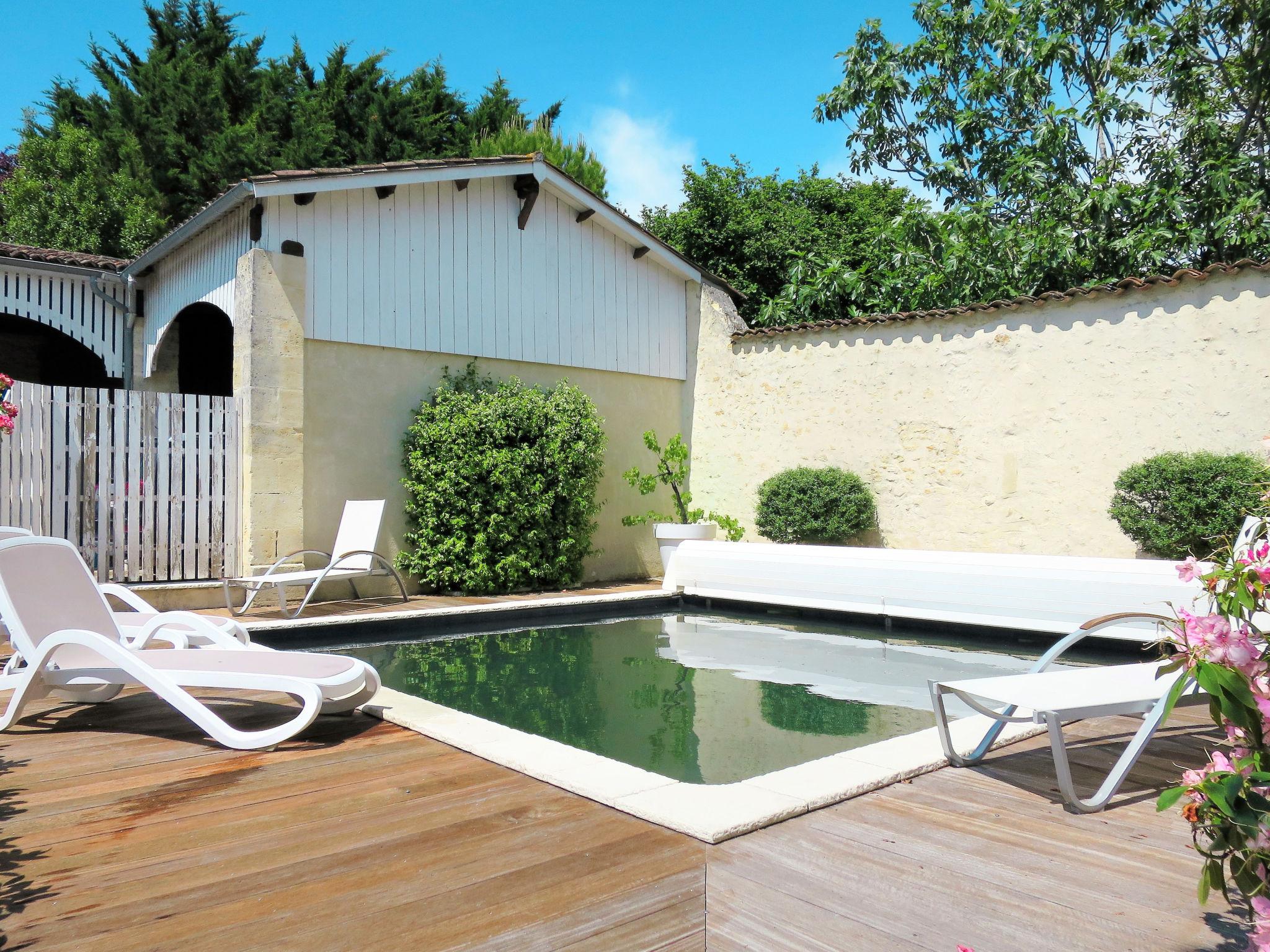 Photo 2 - Maison de 1 chambre à Vertheuil avec piscine privée et jardin