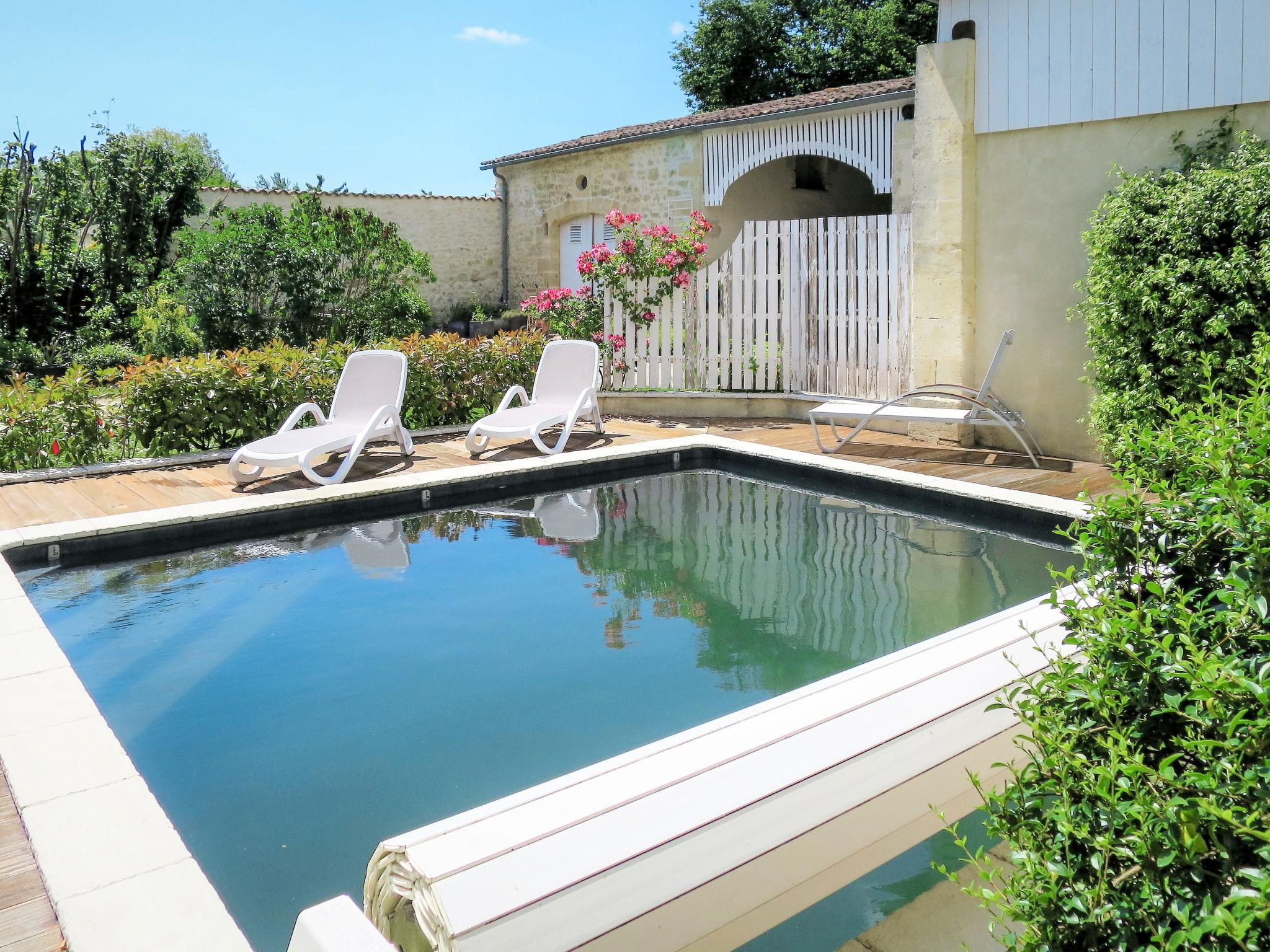 Foto 15 - Casa de 1 habitación en Vertheuil con piscina privada y jardín