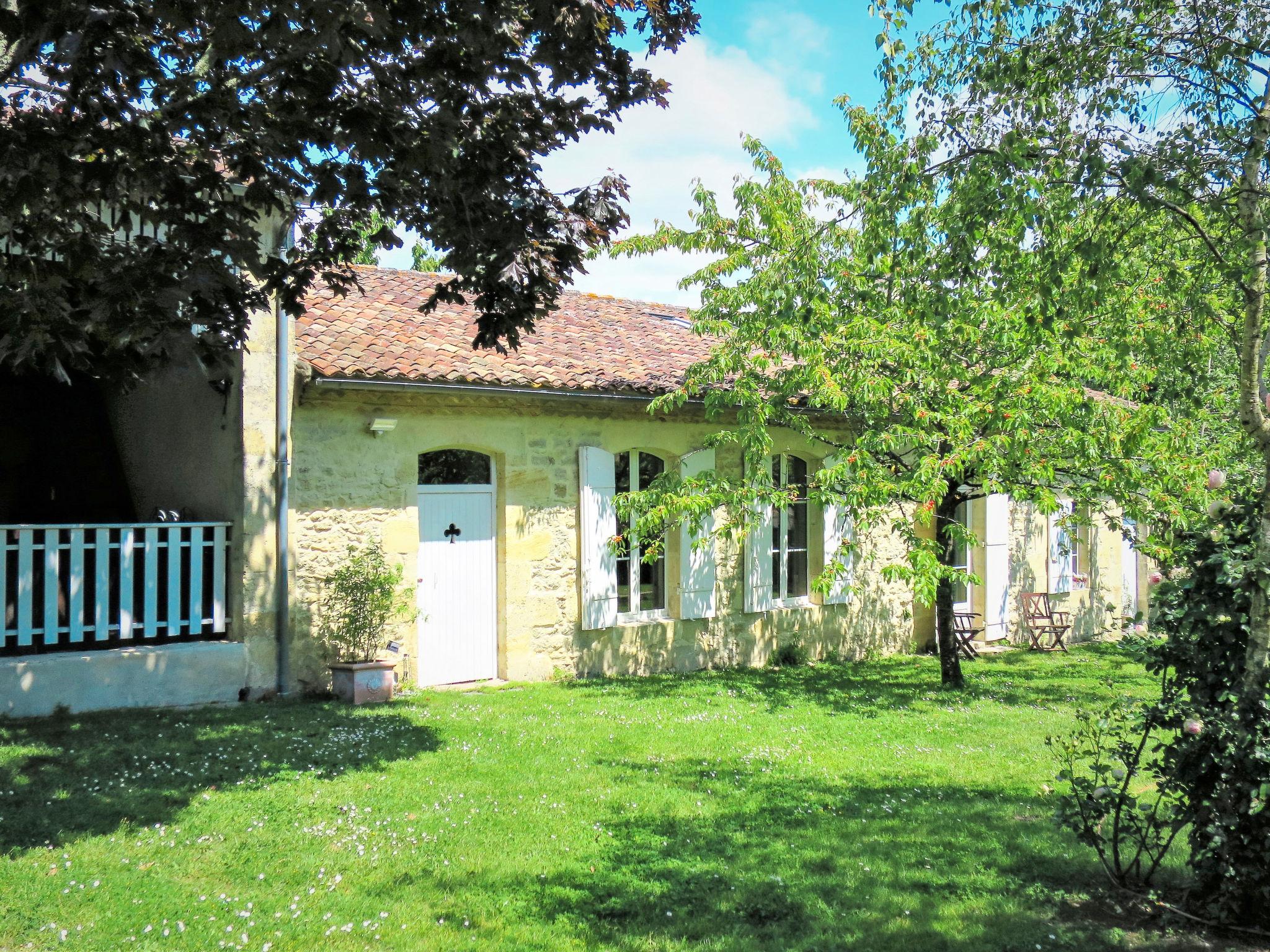 Photo 20 - Maison de 1 chambre à Vertheuil avec piscine privée et jardin