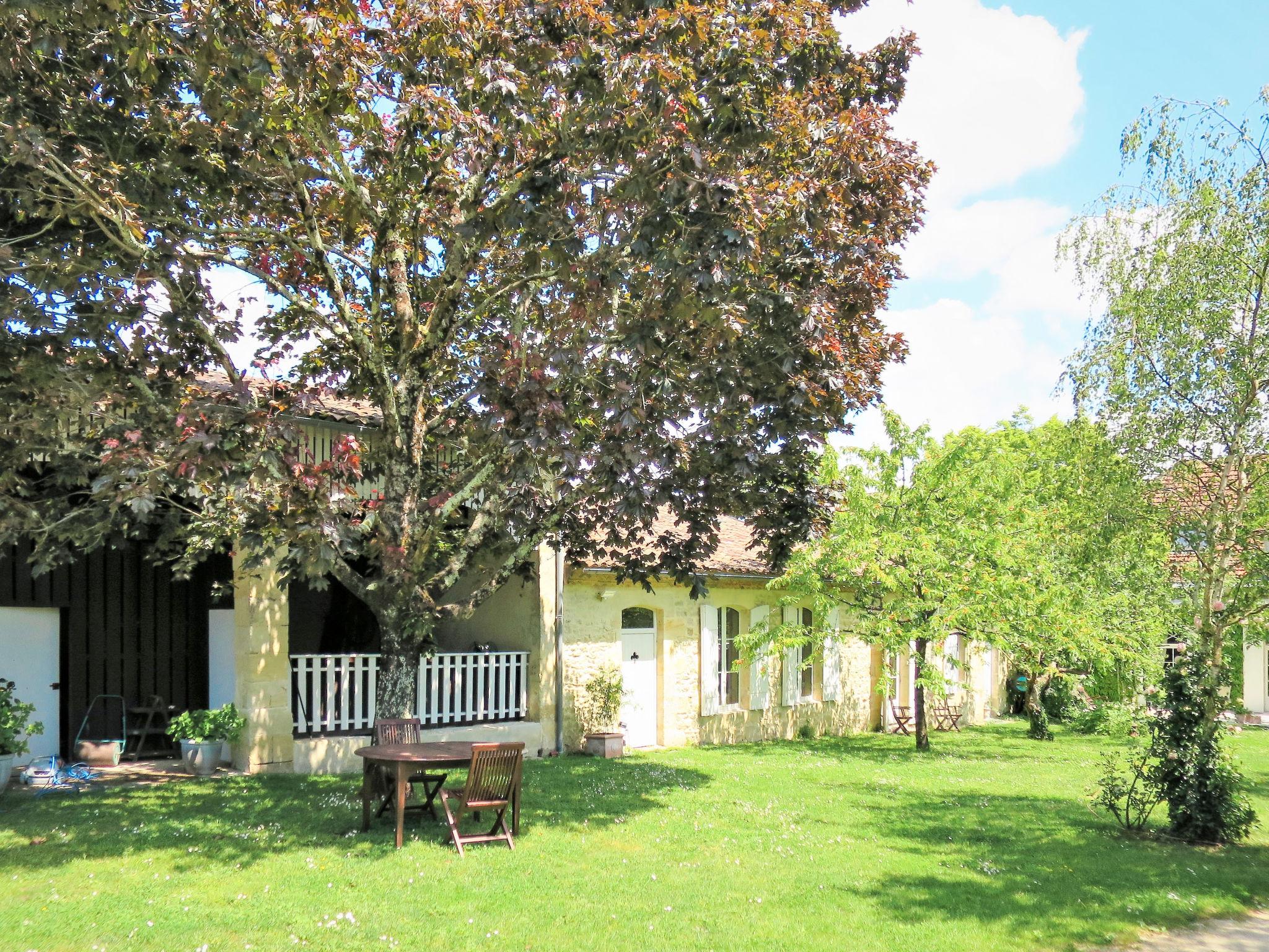 Photo 16 - Maison de 1 chambre à Vertheuil avec piscine privée et jardin