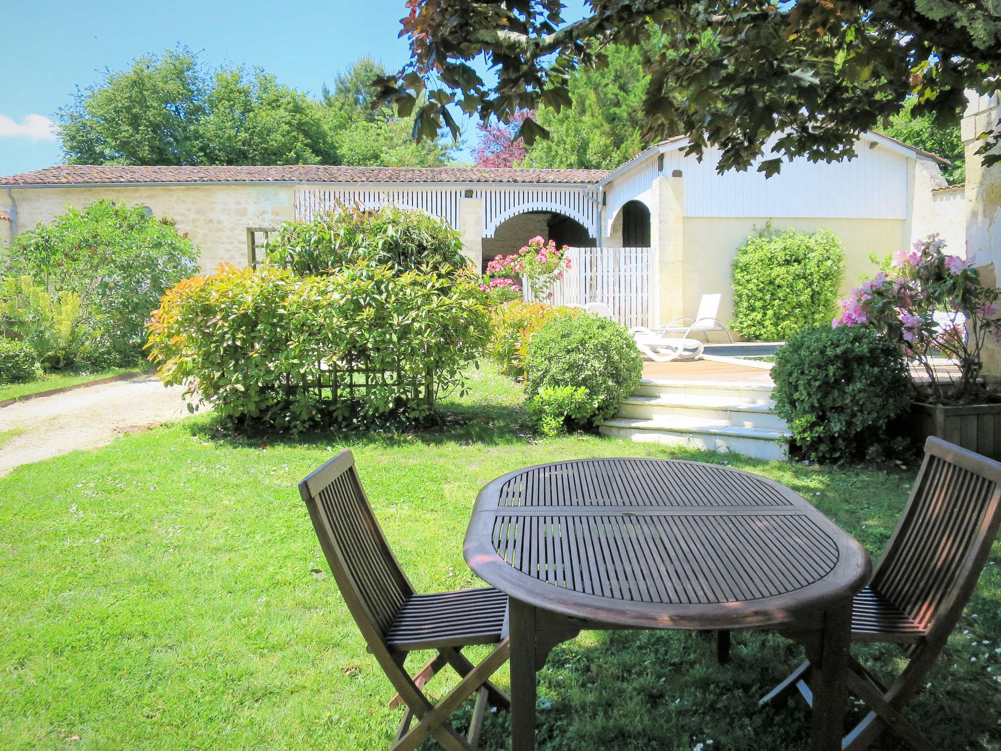 Foto 3 - Casa con 1 camera da letto a Vertheuil con piscina privata e giardino