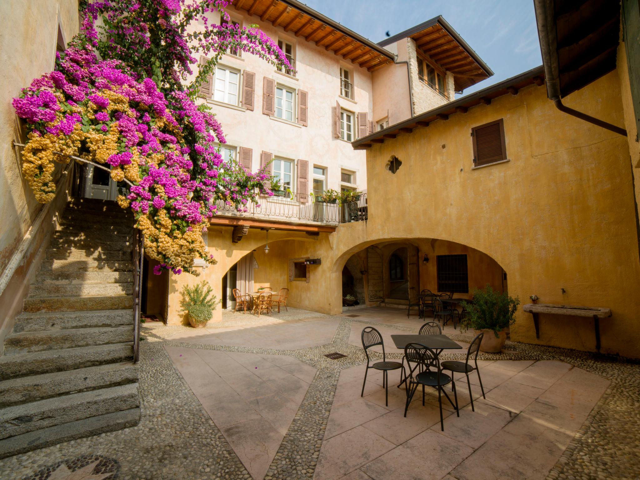 Foto 3 - Appartamento con 2 camere da letto a Toscolano Maderno con piscina e vista sulle montagne