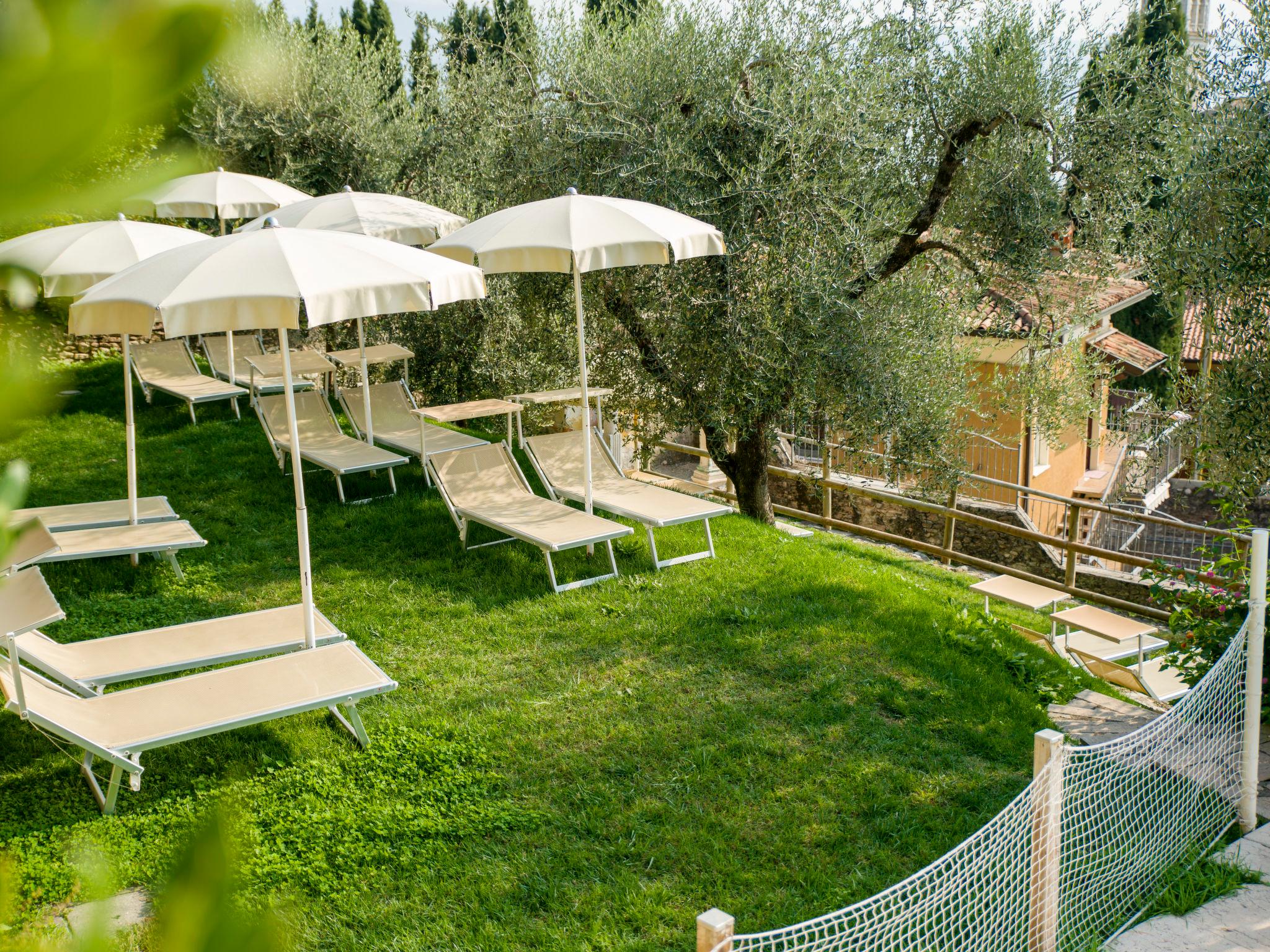 Foto 35 - Appartamento con 2 camere da letto a Toscolano Maderno con piscina e vista sulle montagne