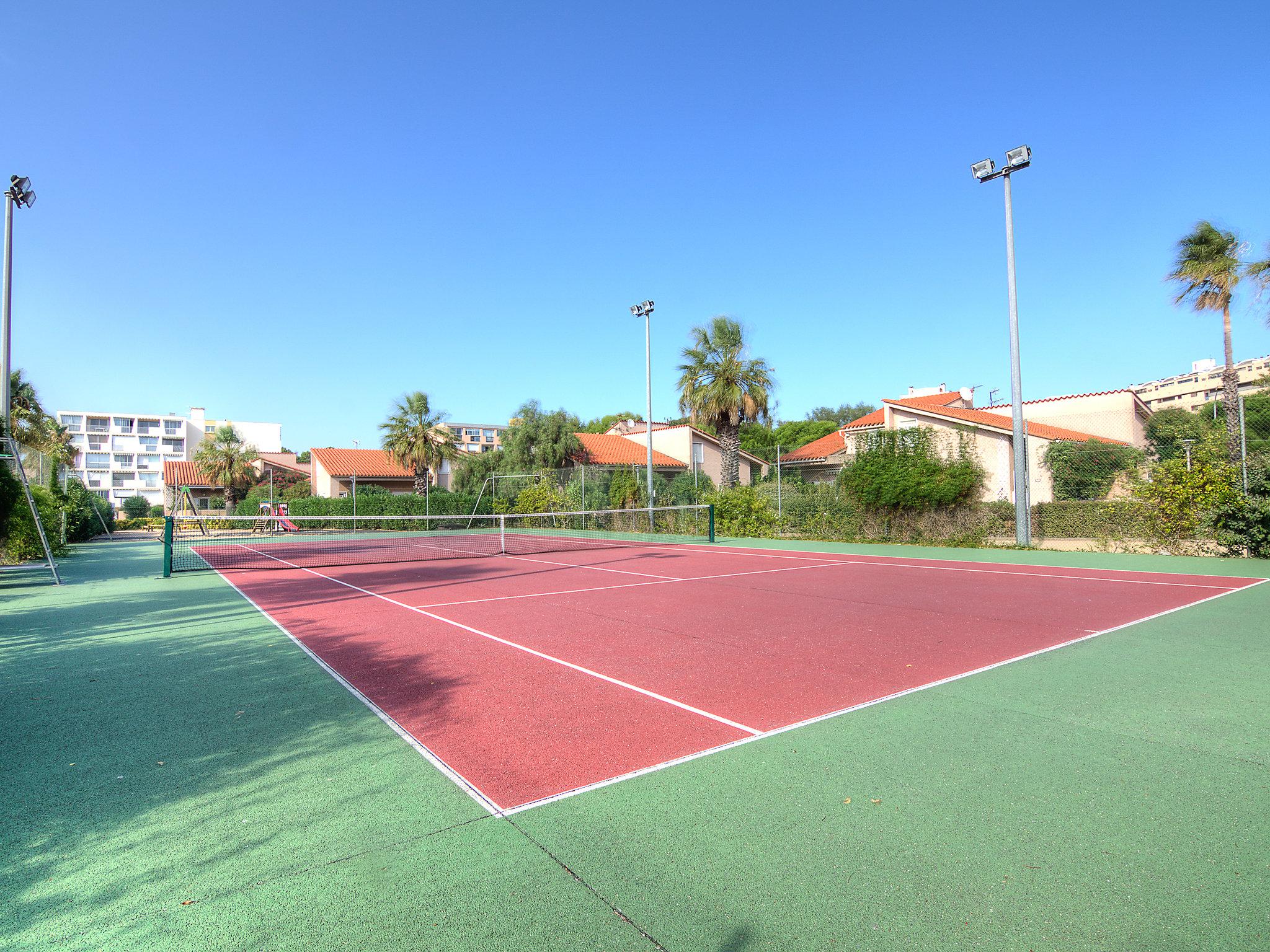 Foto 5 - Appartamento con 1 camera da letto a Saint-Cyprien con piscina e vista mare