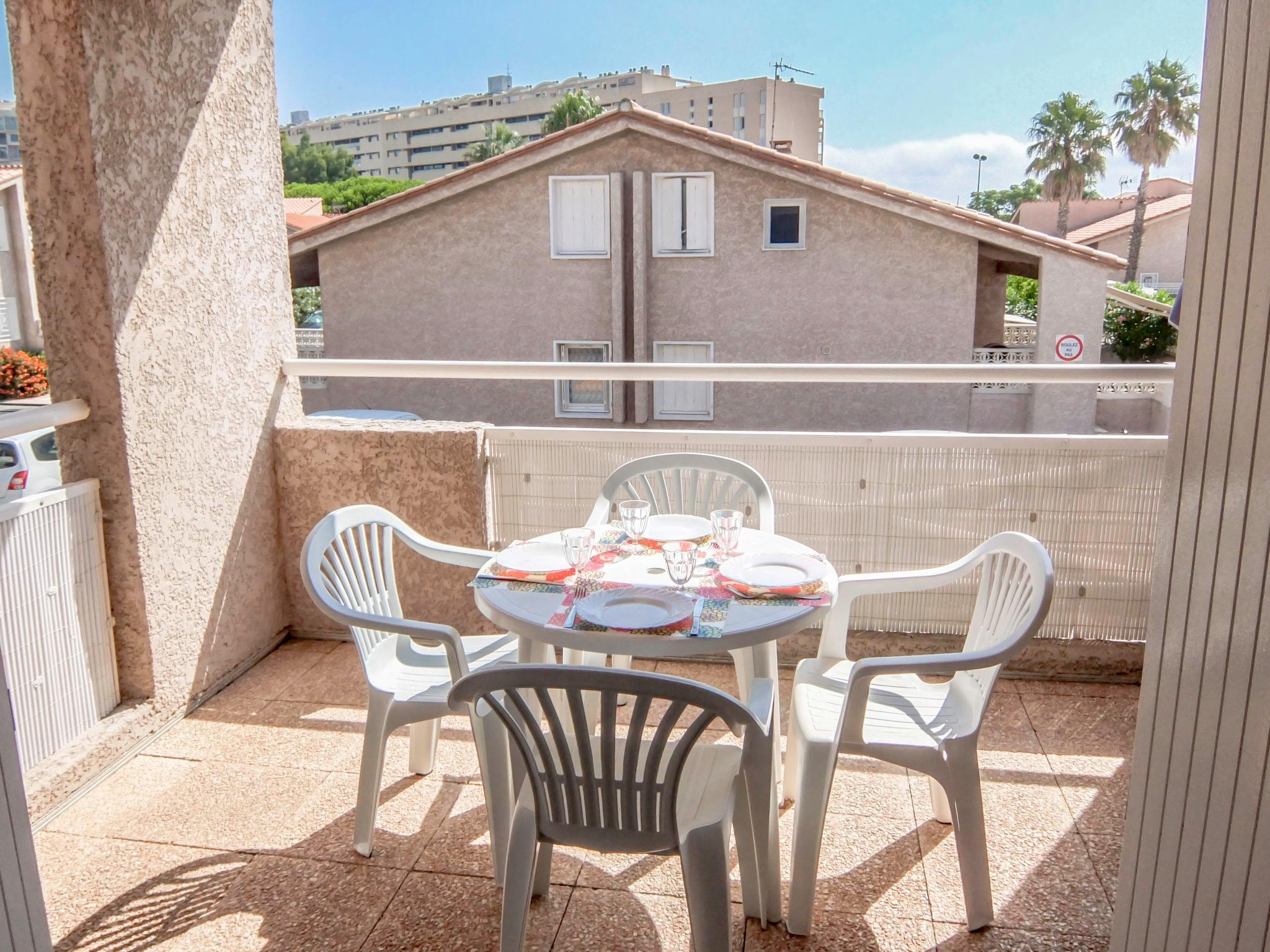 Foto 4 - Apartamento de 1 quarto em Saint-Cyprien com piscina e vistas do mar