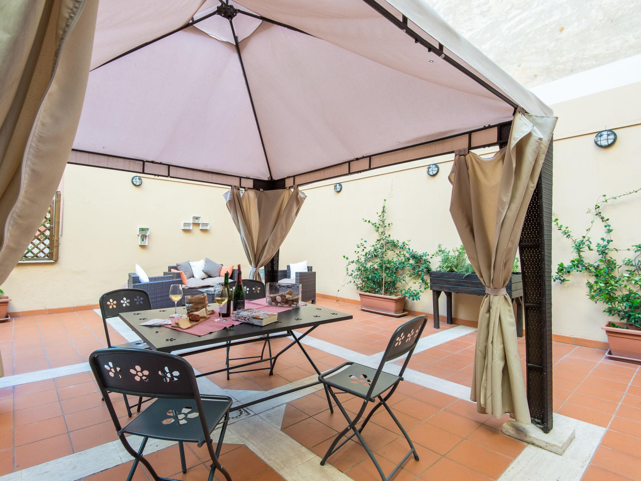 Photo 35 - 2 bedroom Apartment in Rome with garden and terrace