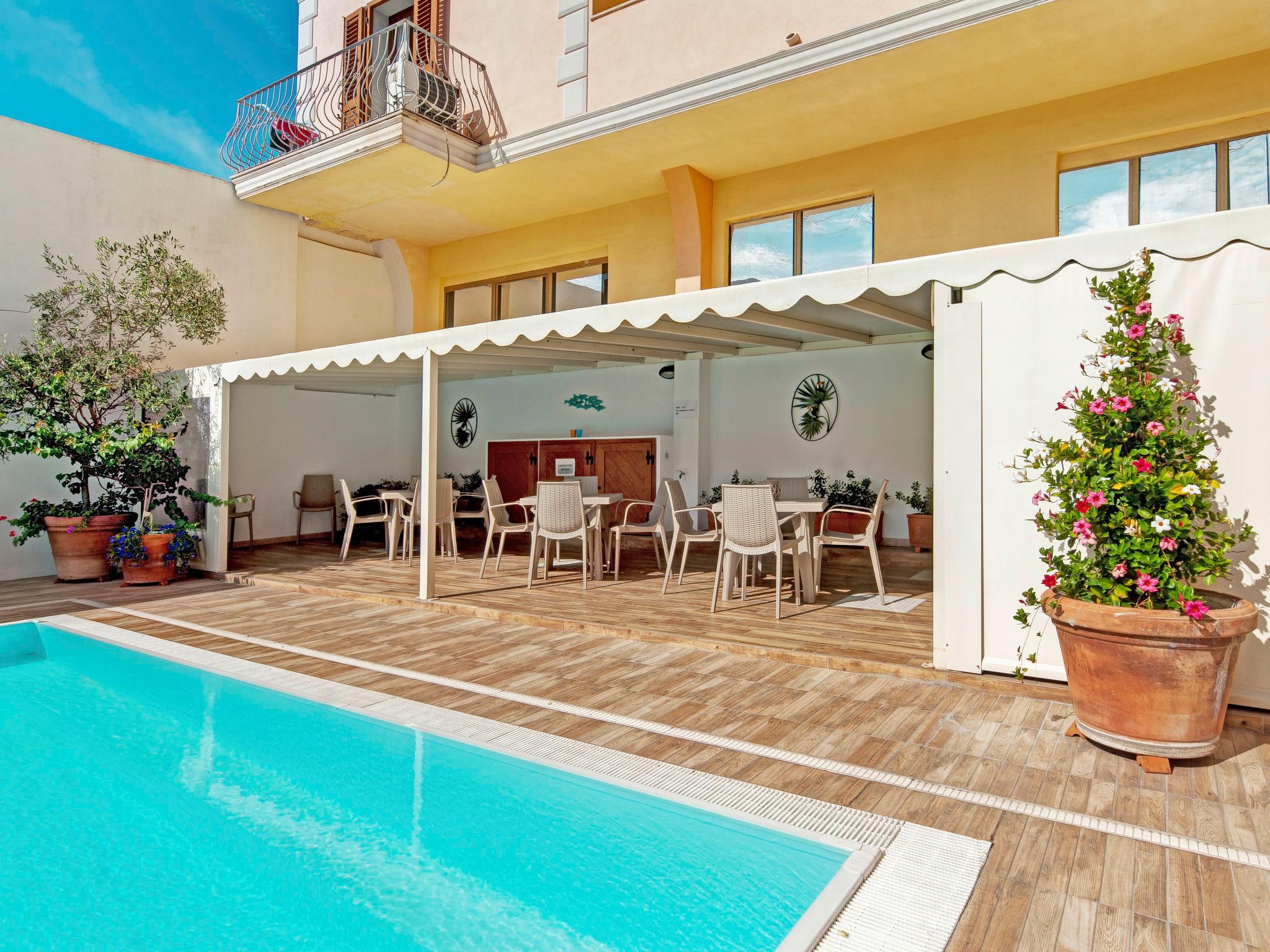 Foto 2 - Apartamento de 1 habitación en Santa Teresa Gallura con piscina y vistas al mar