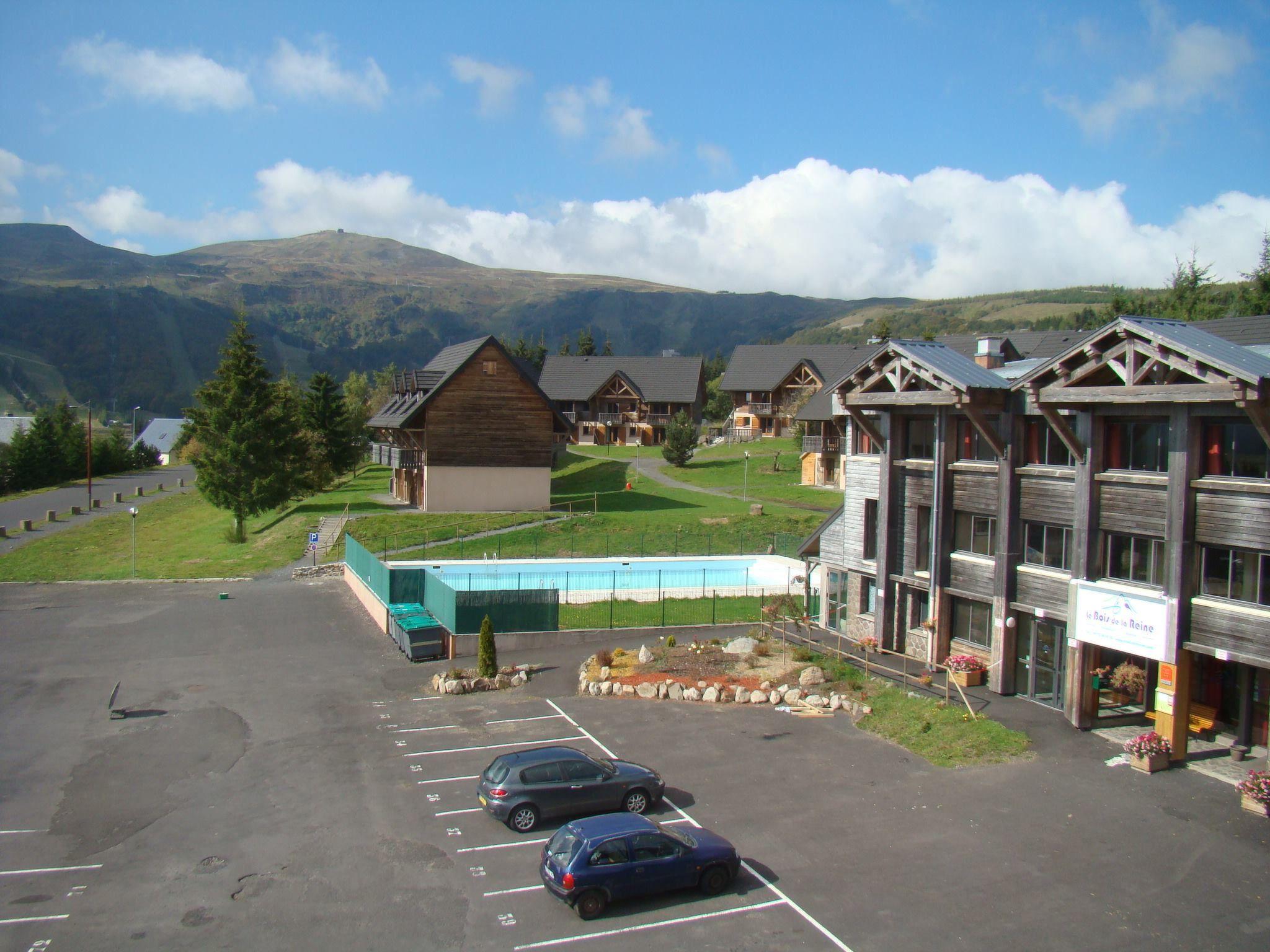 Foto 1 - Apartamento de 2 habitaciones en Besse-et-Saint-Anastaise con piscina y vistas a la montaña