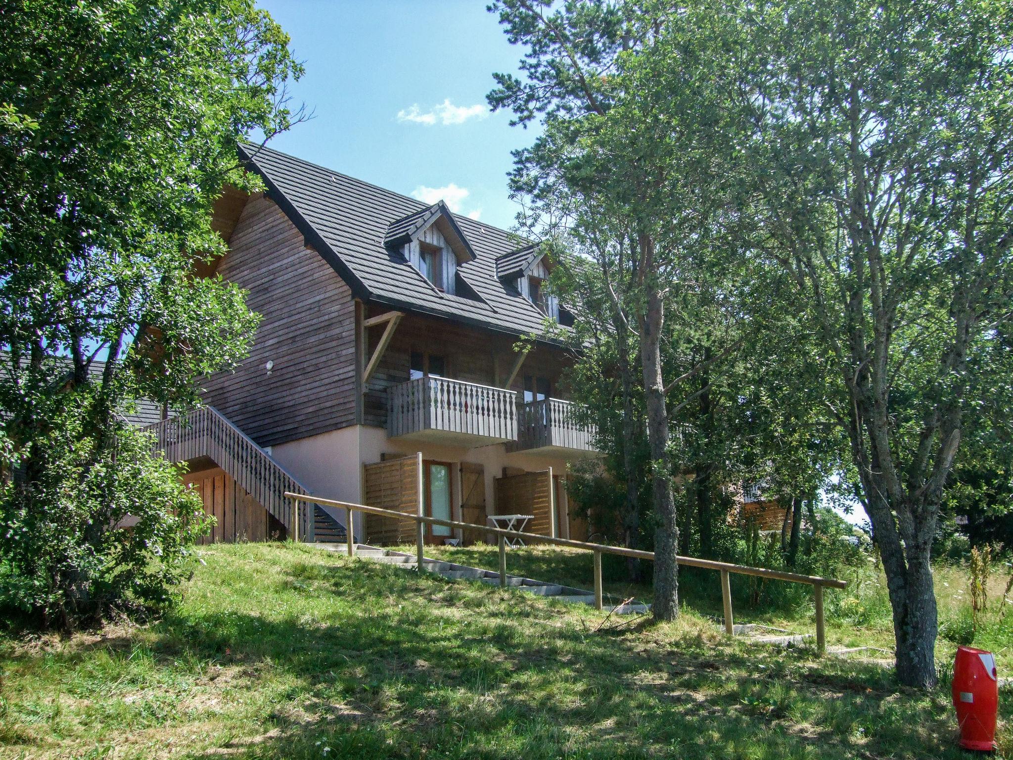 Foto 1 - Apartamento de 1 quarto em Besse-et-Saint-Anastaise com piscina e vista para a montanha