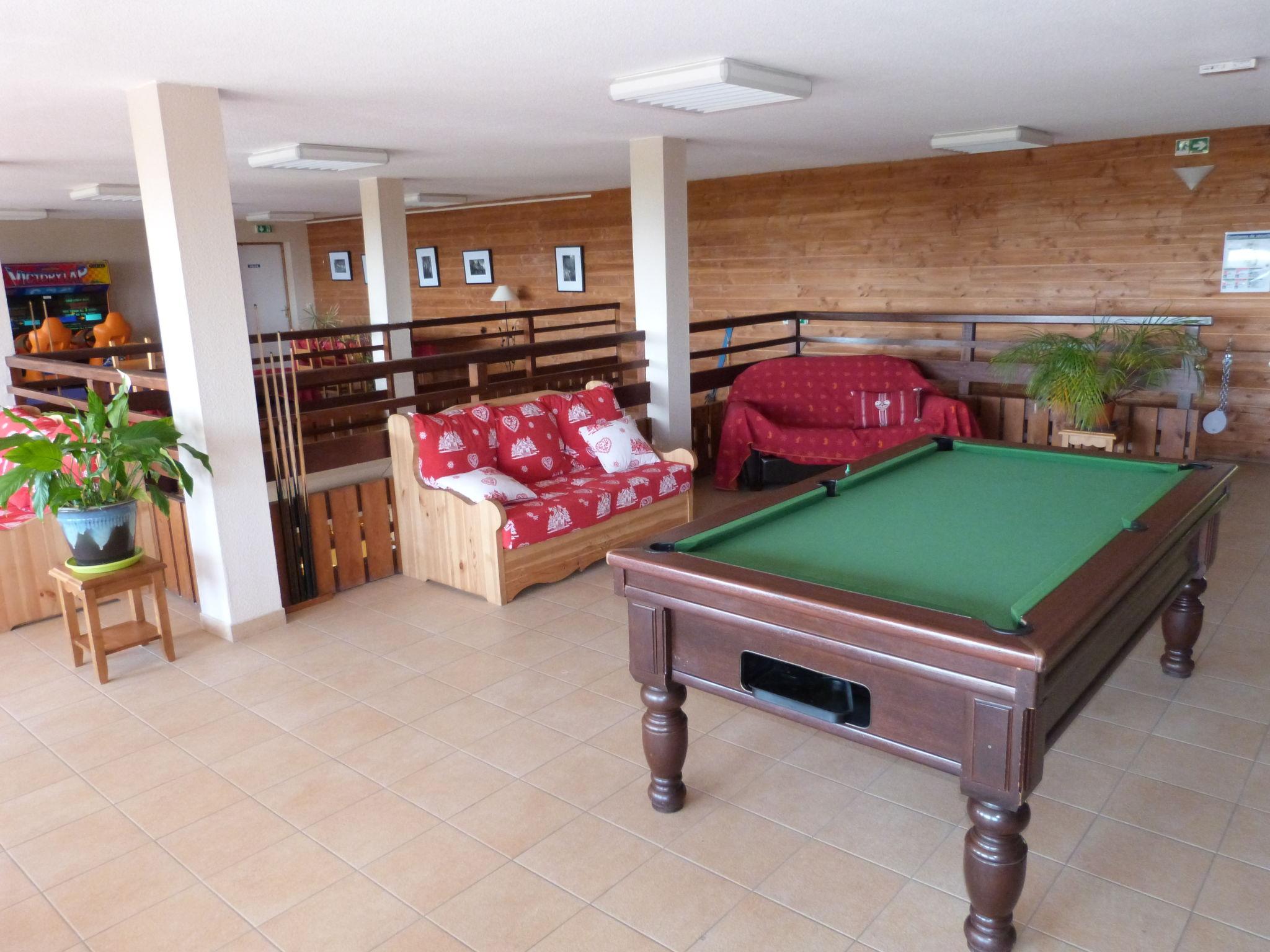 Photo 15 - 1 bedroom Apartment in Besse-et-Saint-Anastaise with swimming pool and mountain view