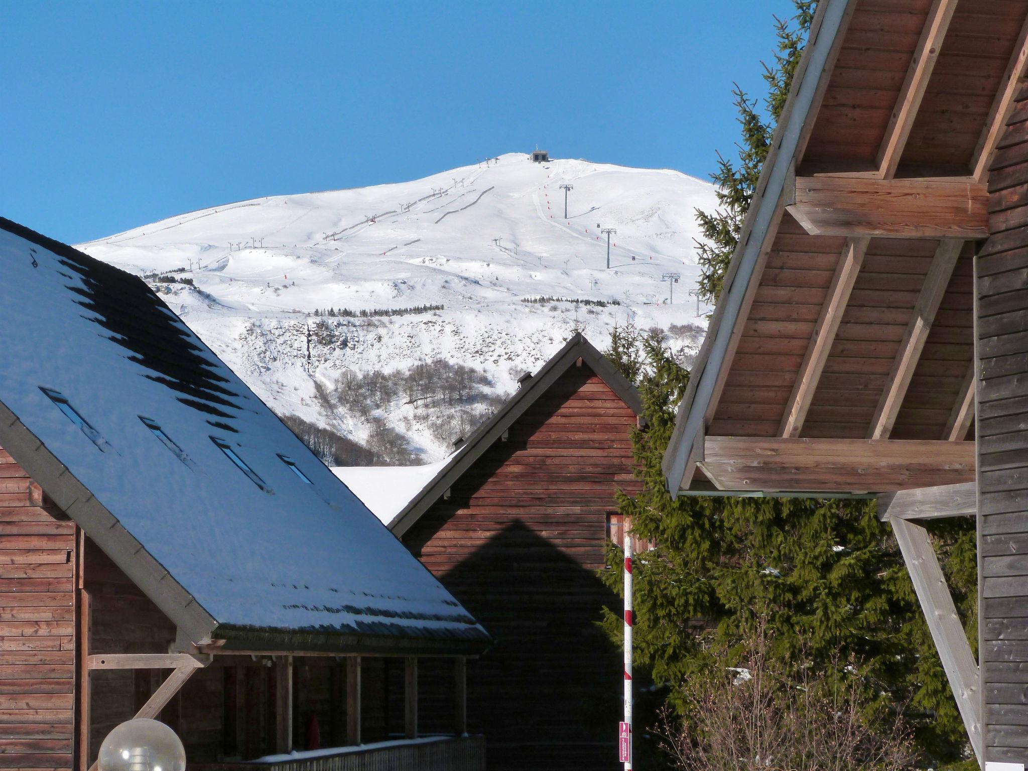 Foto 43 - Appartamento con 3 camere da letto a Besse-et-Saint-Anastaise con piscina e vista sulle montagne