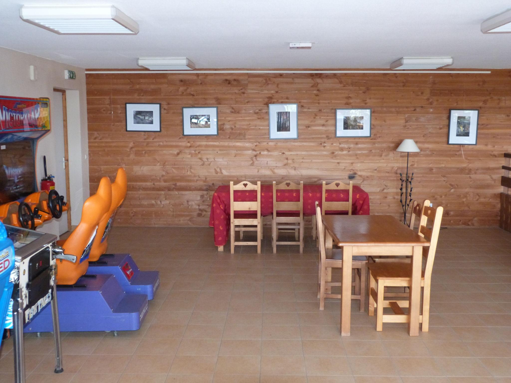 Photo 9 - 3 bedroom Apartment in Besse-et-Saint-Anastaise with swimming pool and garden