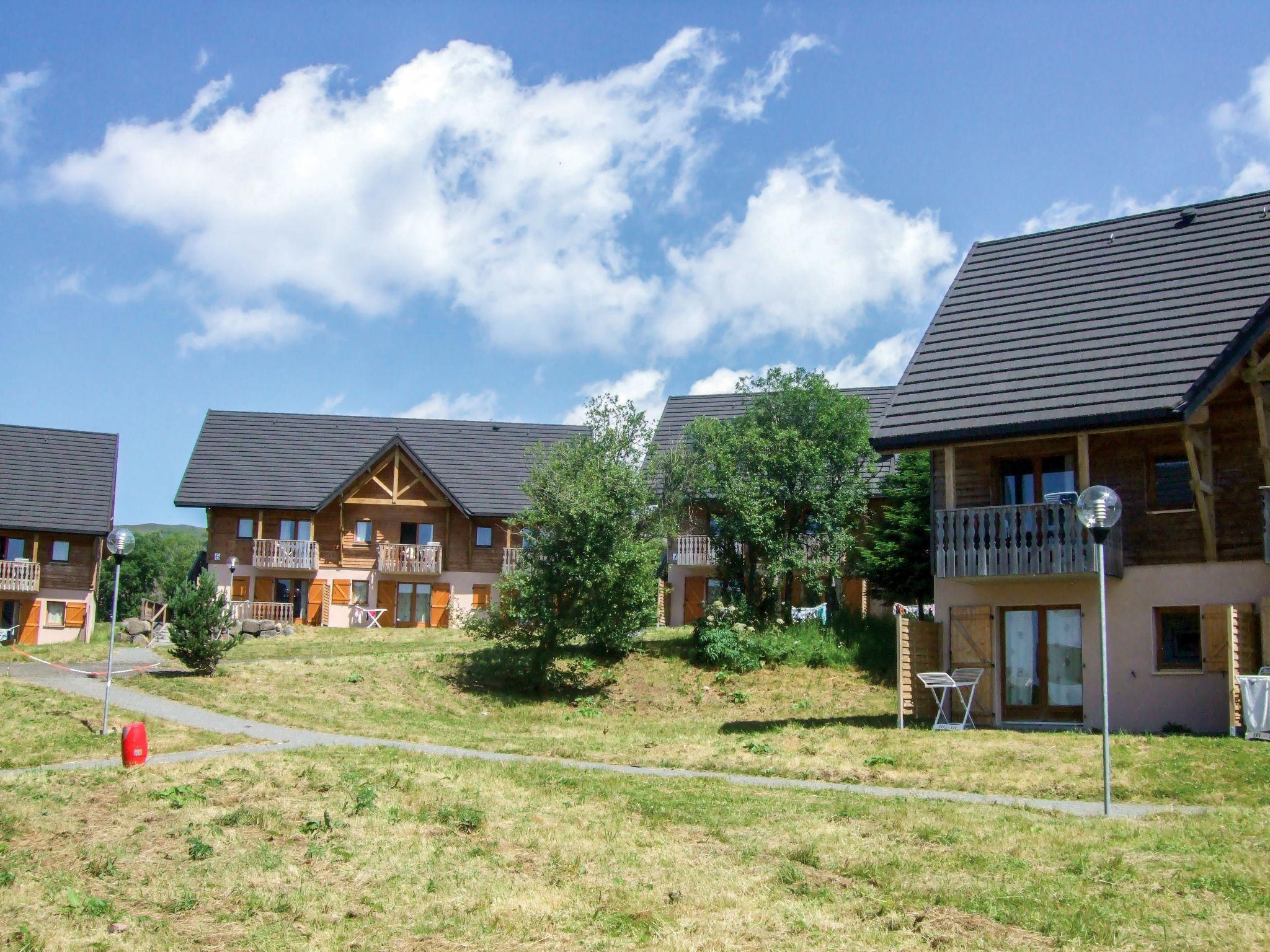 Foto 28 - Appartamento con 2 camere da letto a Besse-et-Saint-Anastaise con piscina e vista sulle montagne