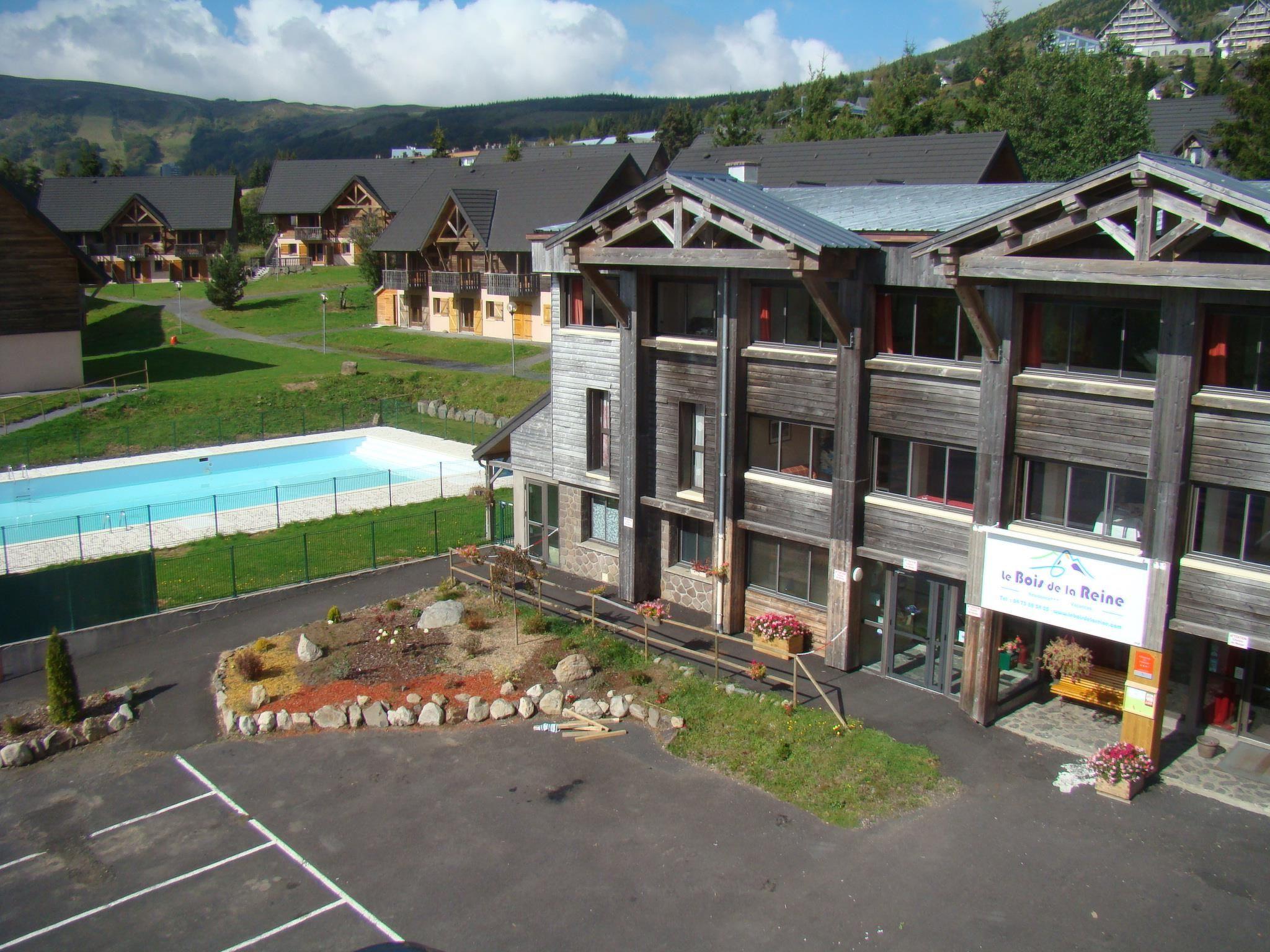 Foto 1 - Apartamento de 3 habitaciones en Besse-et-Saint-Anastaise con piscina y vistas a la montaña