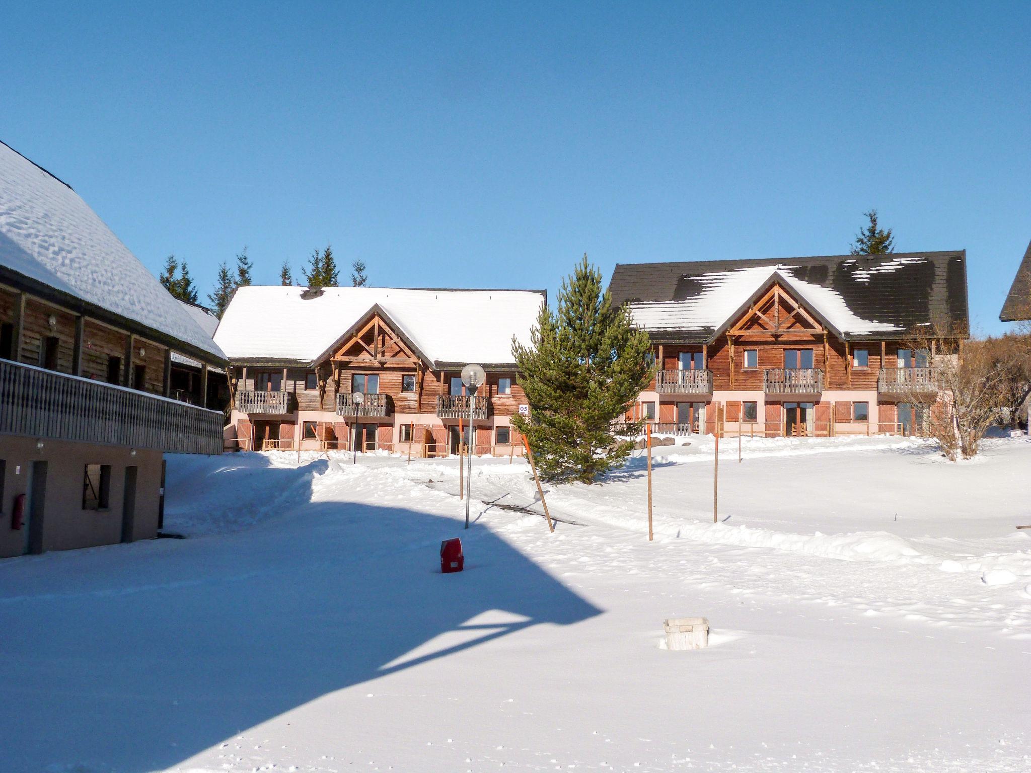 Photo 49 - Appartement de 1 chambre à Besse-et-Saint-Anastaise avec piscine et vues sur la montagne