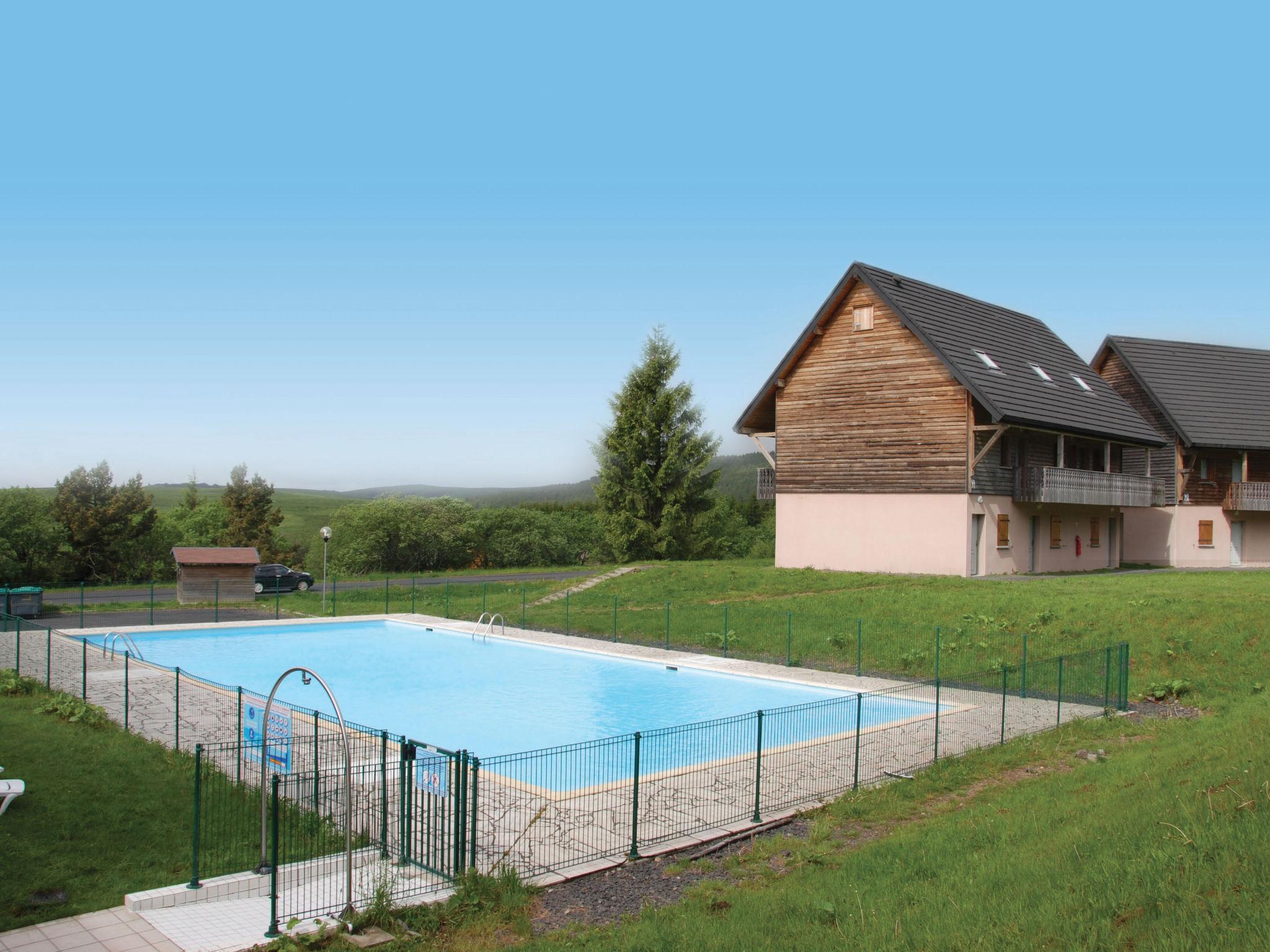 Foto 5 - Apartamento de 3 habitaciones en Besse-et-Saint-Anastaise con piscina y vistas a la montaña