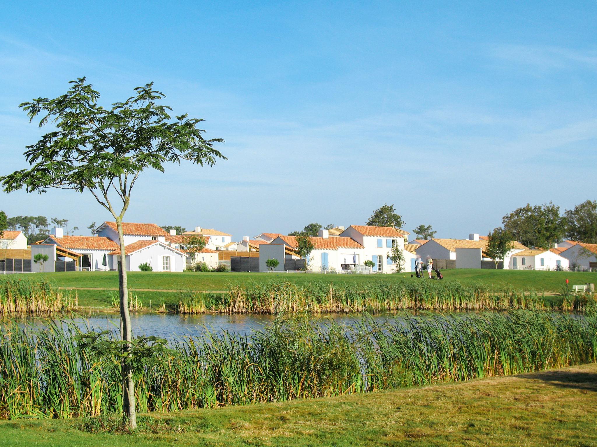 Foto 12 - Haus mit 2 Schlafzimmern in L'Aiguillon-sur-Vie mit schwimmbad und blick aufs meer