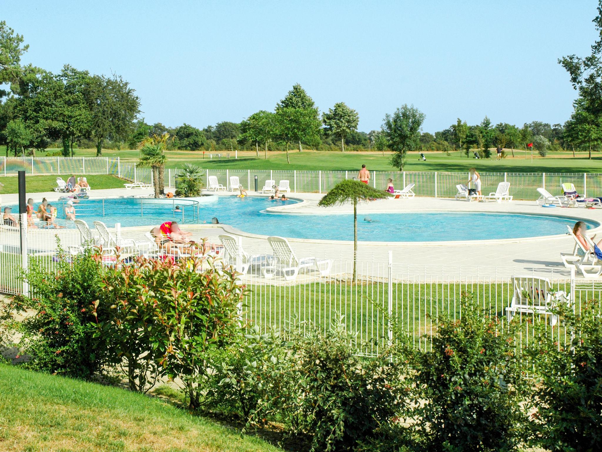 Foto 7 - Apartamento de 2 quartos em L'Aiguillon-sur-Vie com piscina e vistas do mar