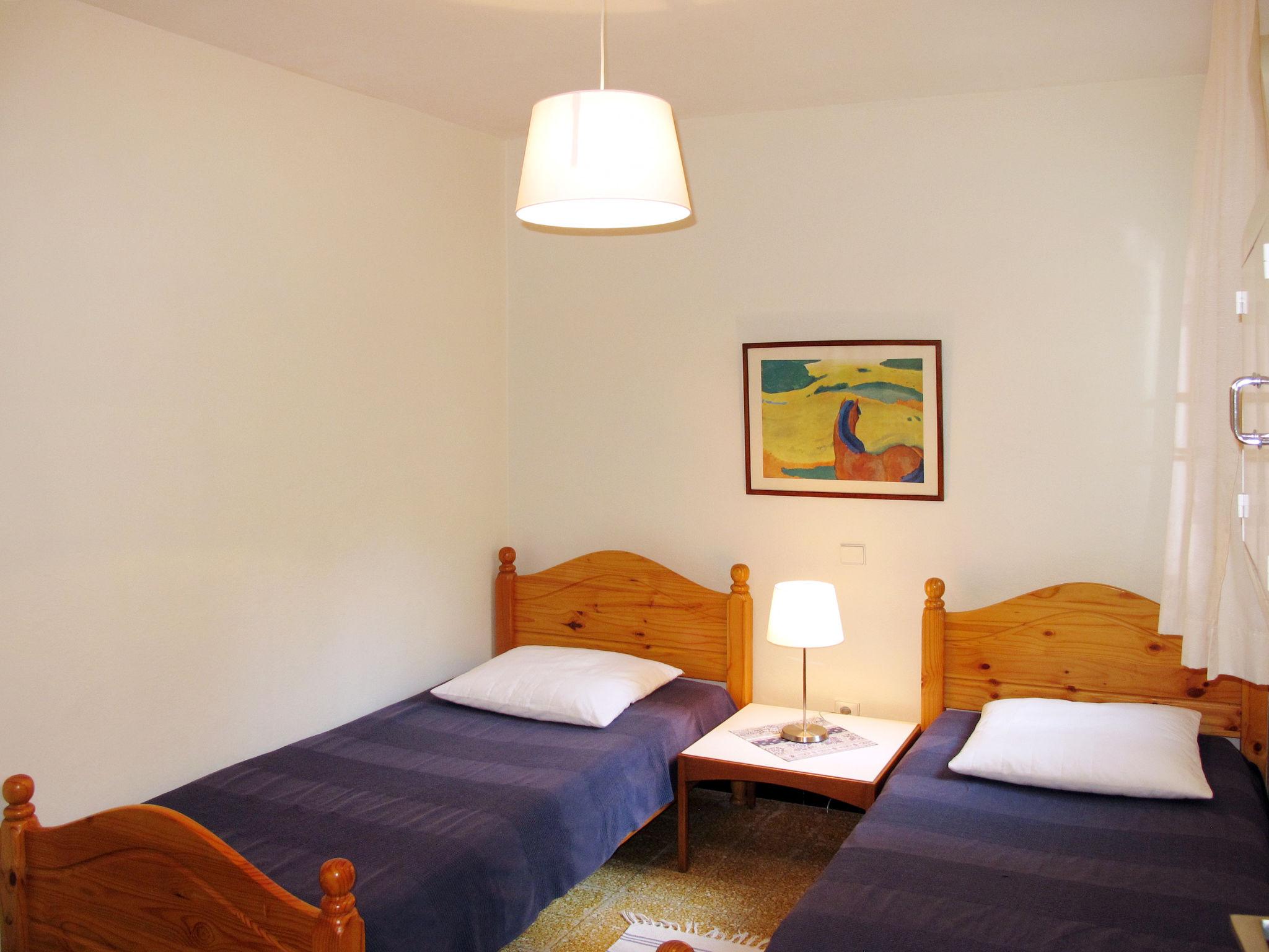 Foto 5 - Appartamento con 2 camere da letto a Le Lavandou con piscina e vista mare