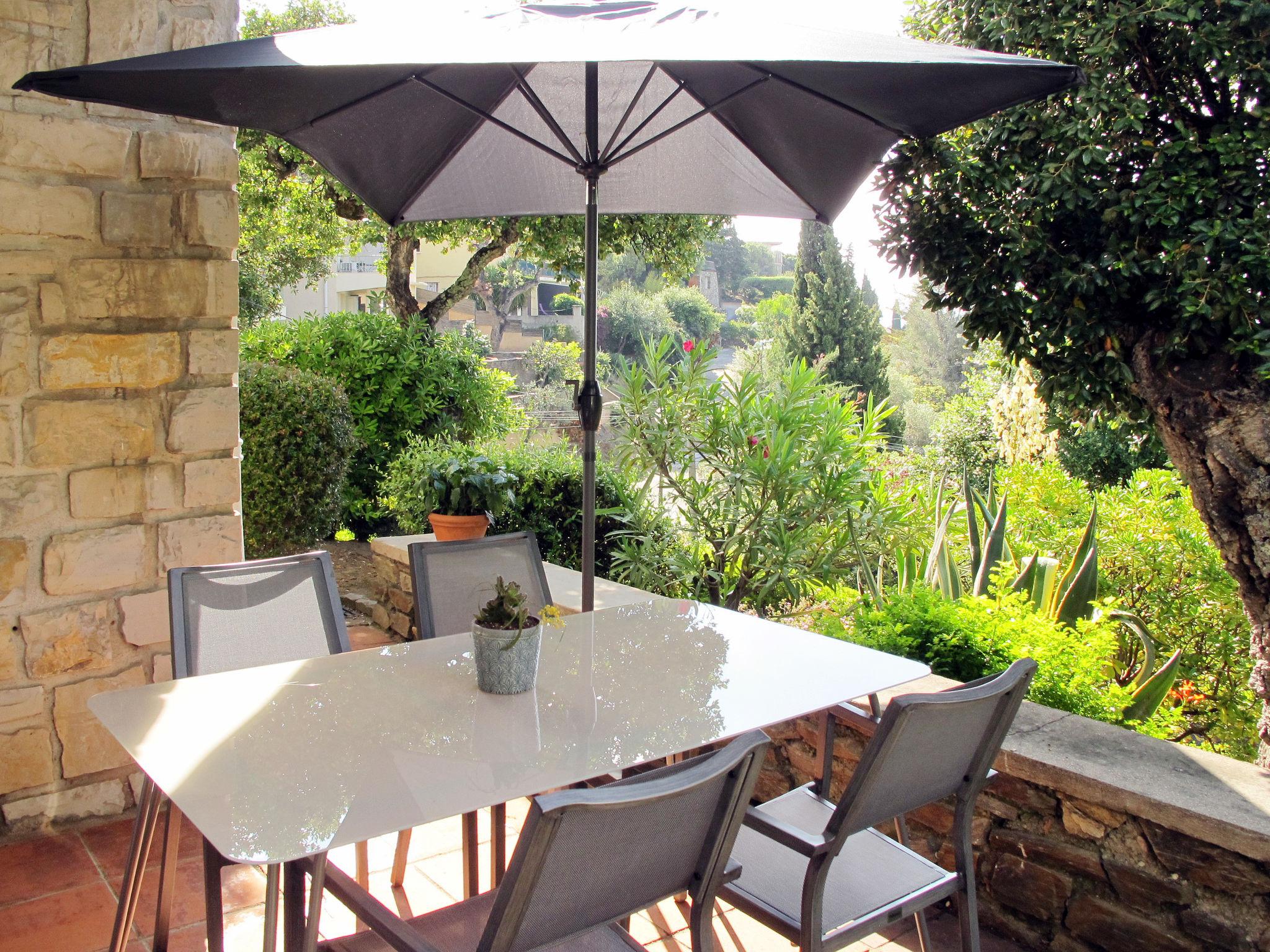 Photo 2 - Appartement de 2 chambres à Le Lavandou avec piscine et jardin