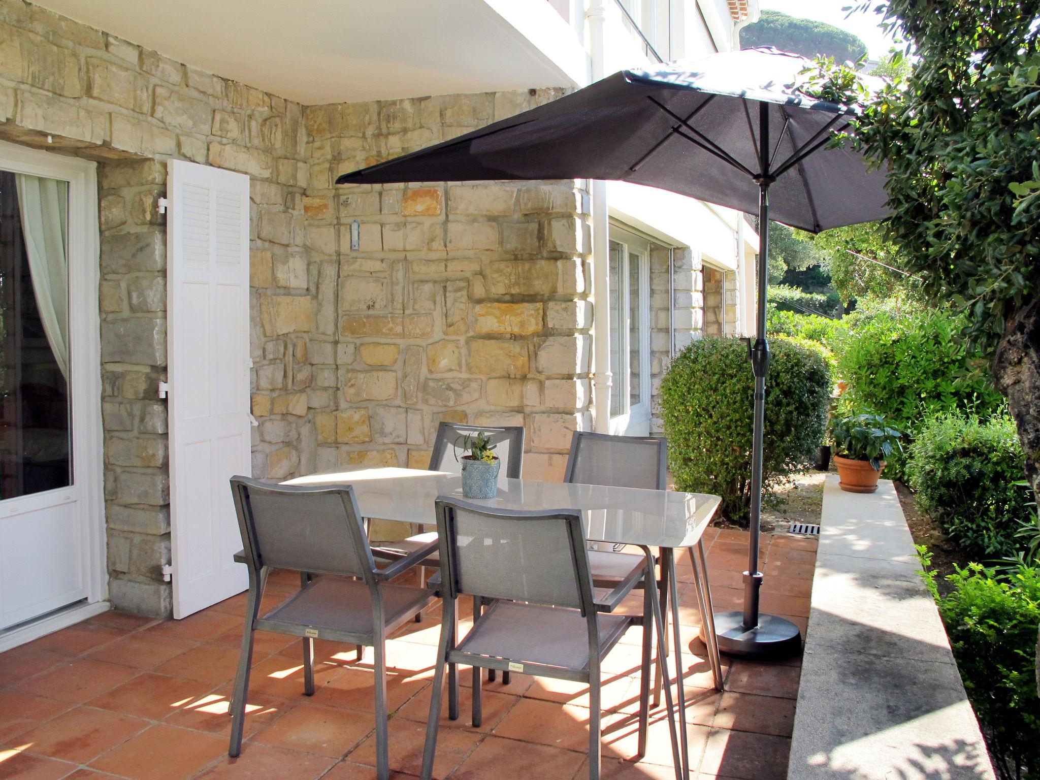 Photo 6 - Appartement de 2 chambres à Le Lavandou avec piscine et jardin