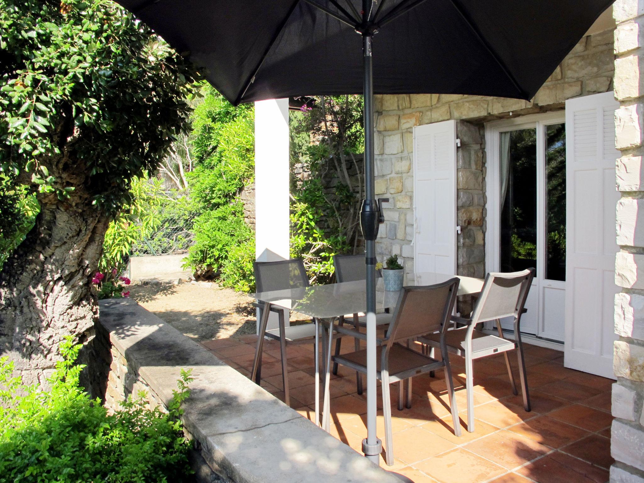 Photo 13 - Appartement de 2 chambres à Le Lavandou avec piscine et jardin