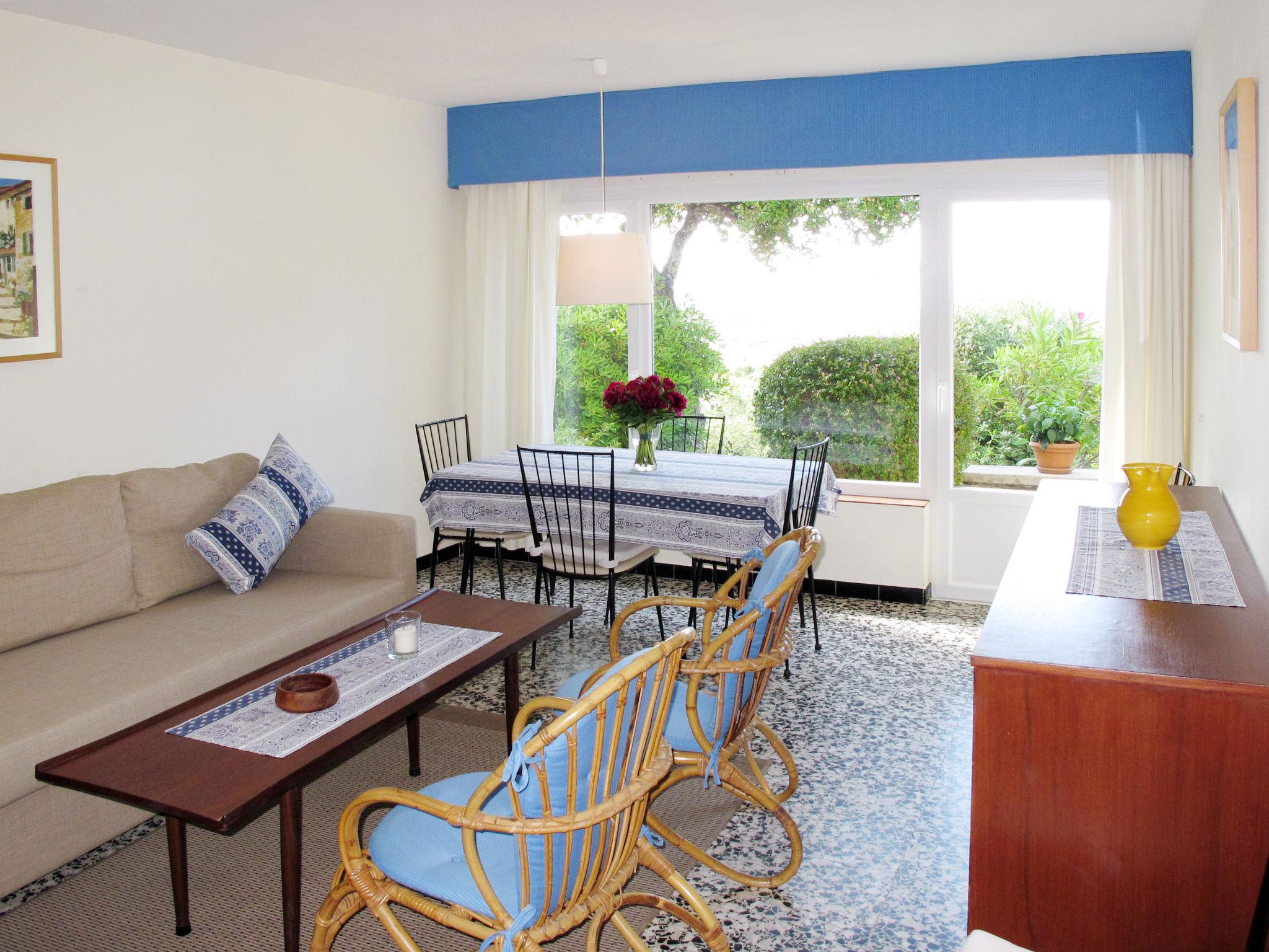 Foto 7 - Apartamento de 2 quartos em Le Lavandou com piscina e jardim