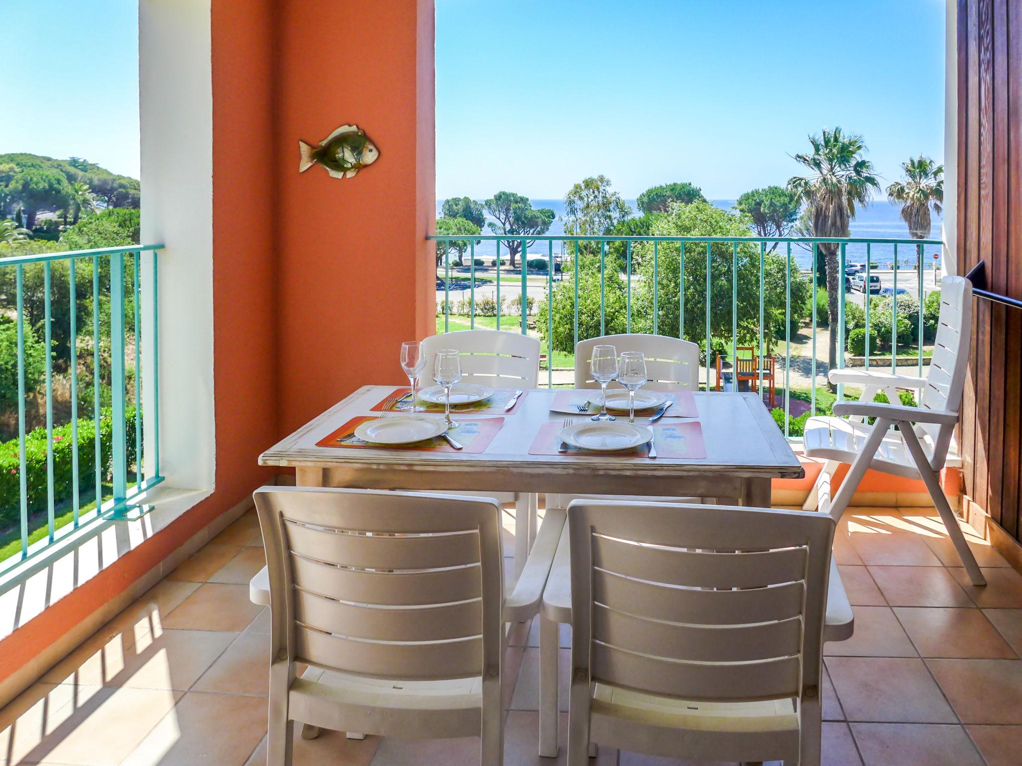 Photo 1 - Appartement de 2 chambres à Roquebrune-sur-Argens avec piscine et vues à la mer