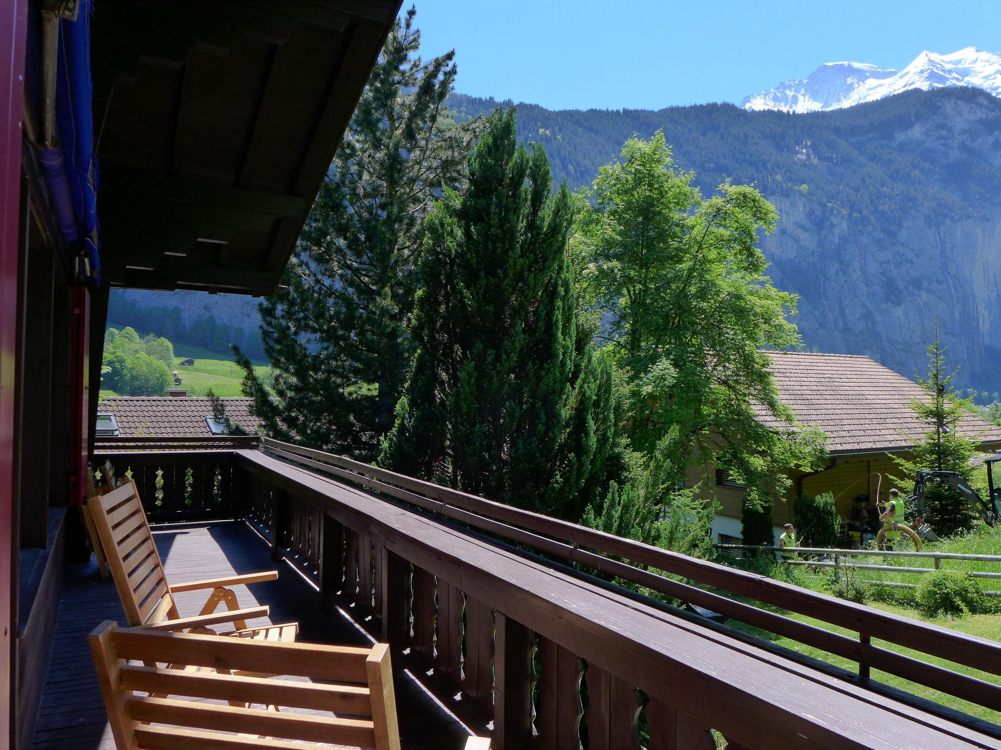 Foto 6 - Casa de 6 quartos em Lauterbrunnen com jardim e vista para a montanha