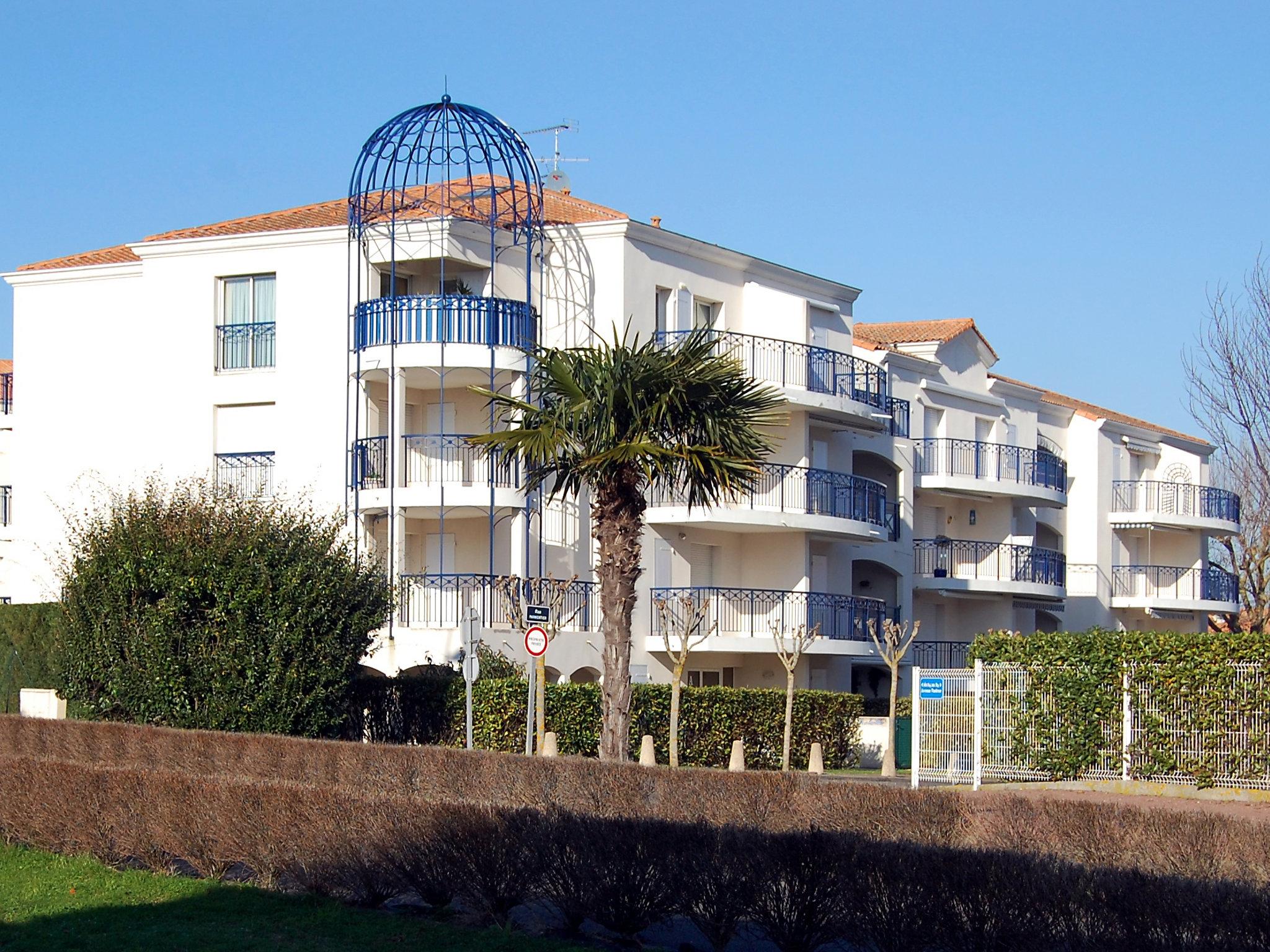Foto 2 - Apartamento de 1 quarto em Vaux-sur-Mer com piscina privada e vistas do mar