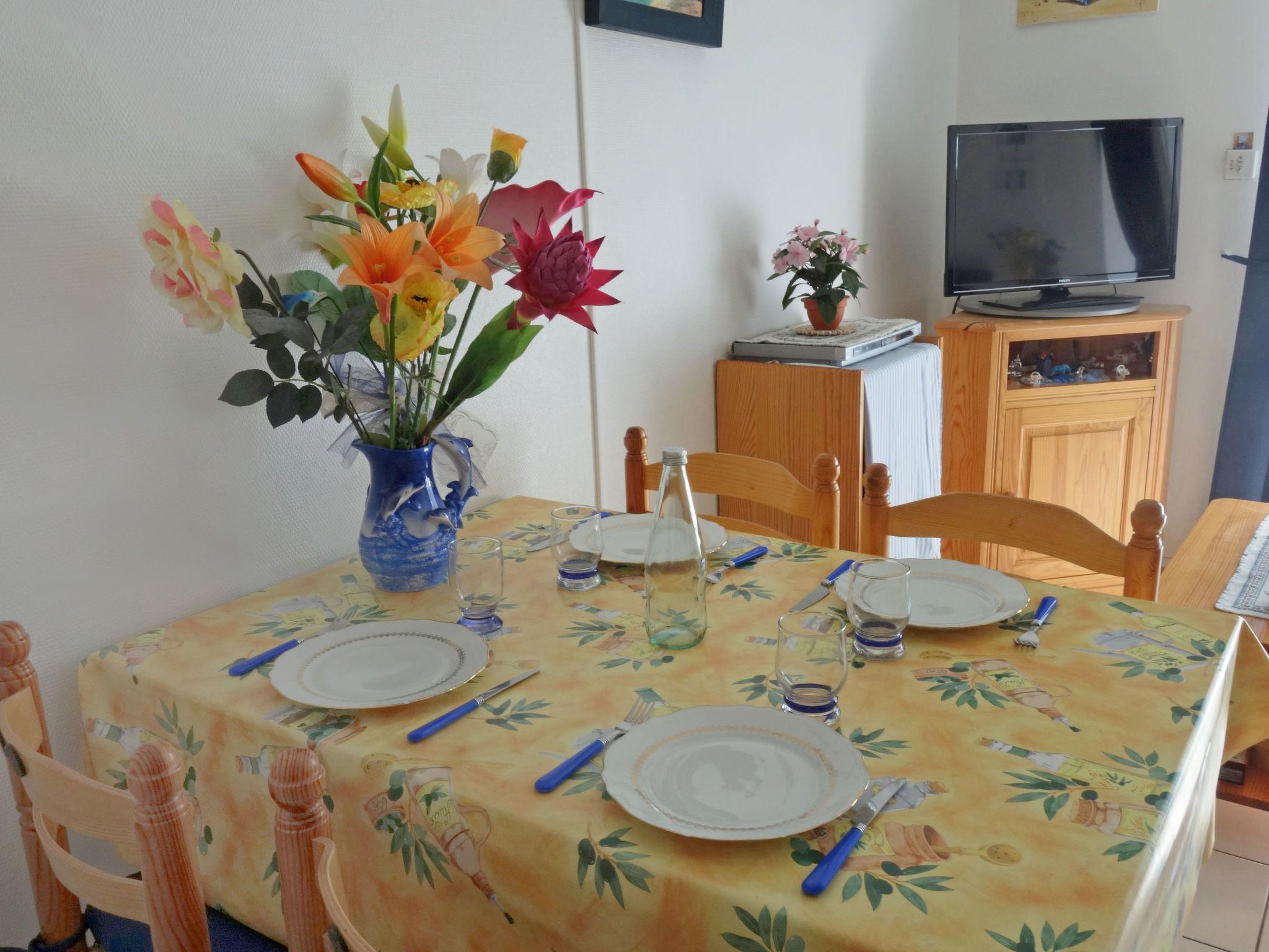 Photo 10 - 1 bedroom Apartment in Vaux-sur-Mer with private pool and sea view
