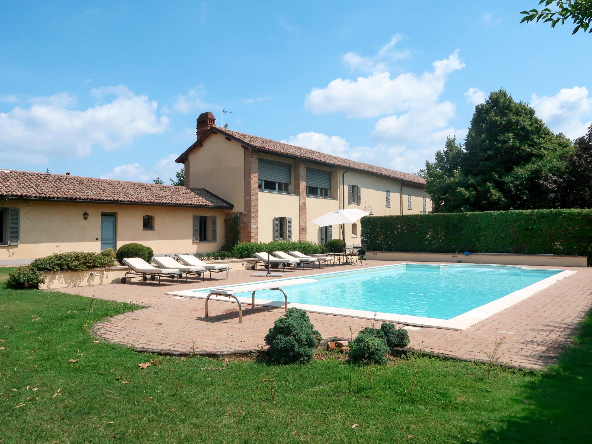 Foto 2 - Casa de 4 quartos em Tortona com piscina privada e jardim
