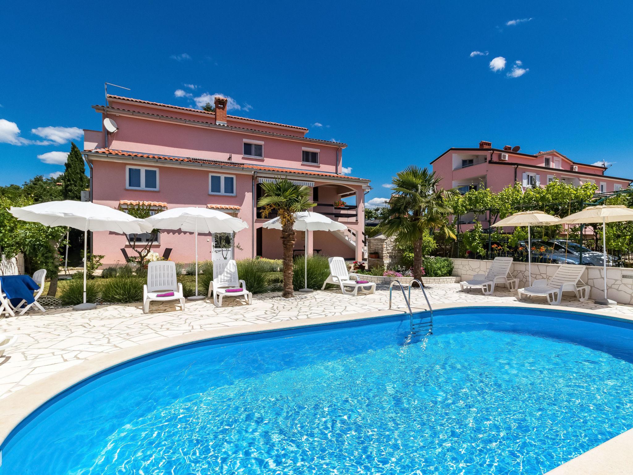 Photo 1 - Appartement de 2 chambres à Poreč avec piscine et jardin