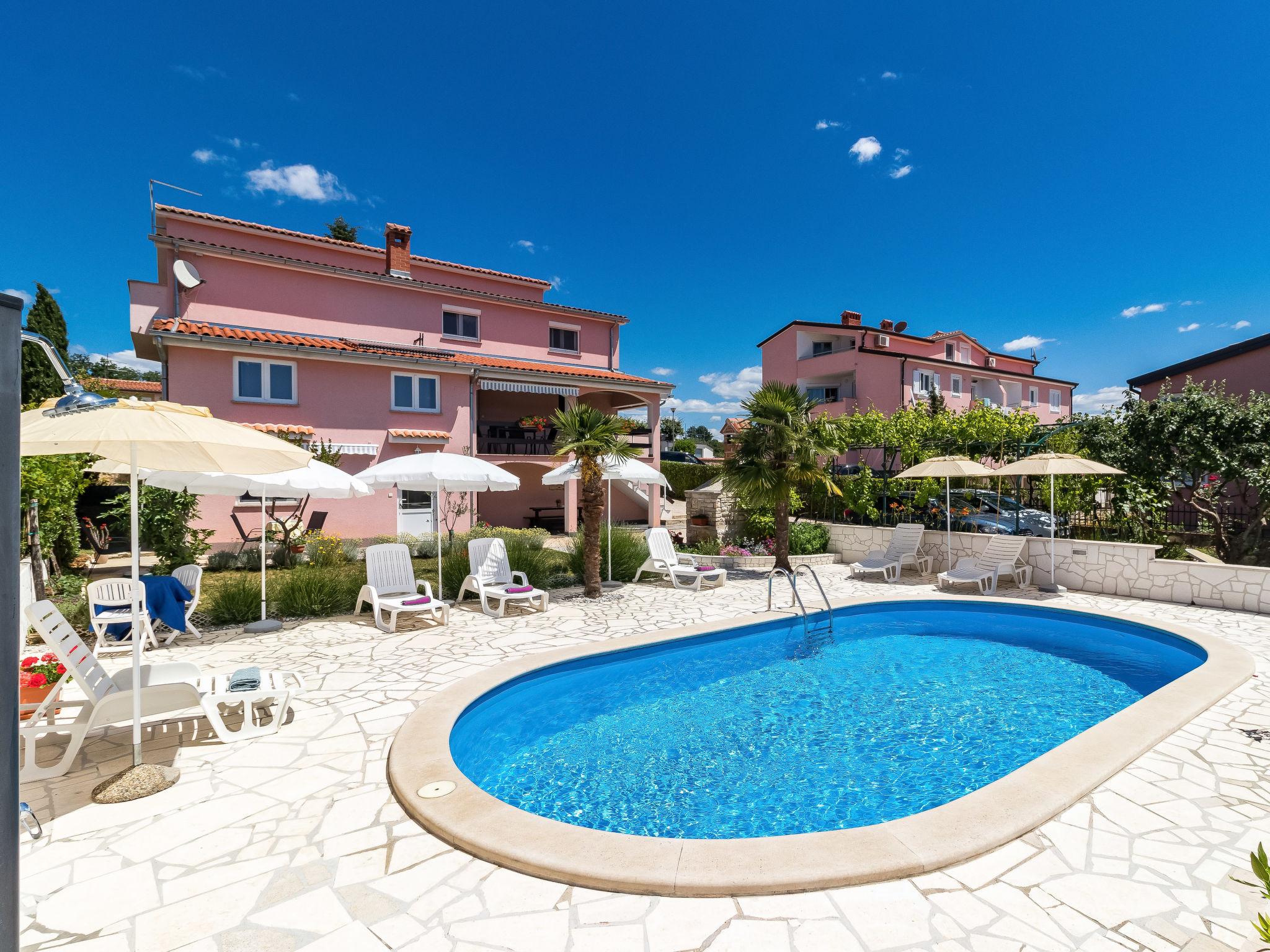 Foto 18 - Apartamento en Poreč con piscina y vistas al mar