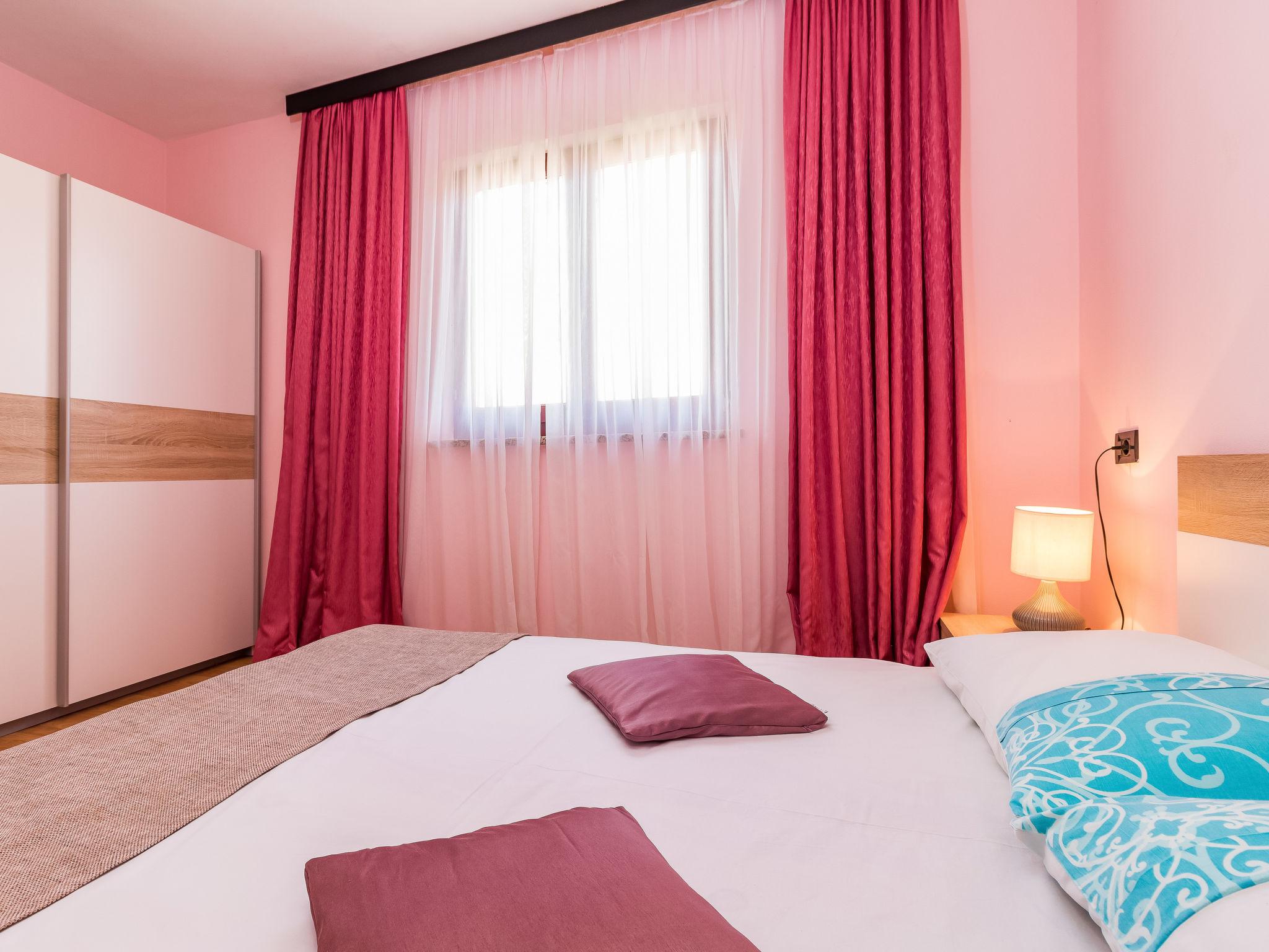 Foto 16 - Appartamento con 2 camere da letto a Poreč con piscina e vista mare