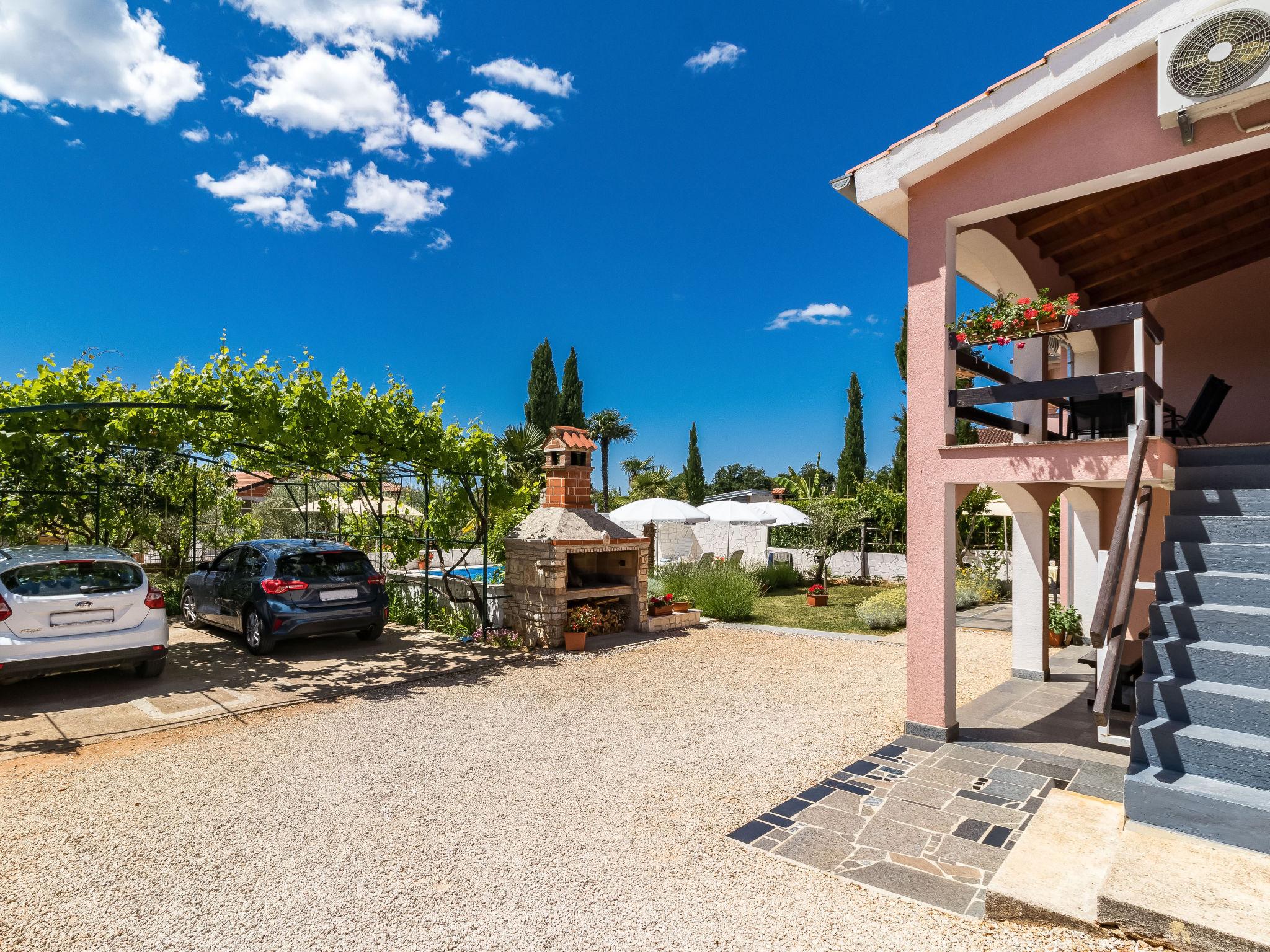 Foto 27 - Apartamento de 2 quartos em Poreč com piscina e jardim