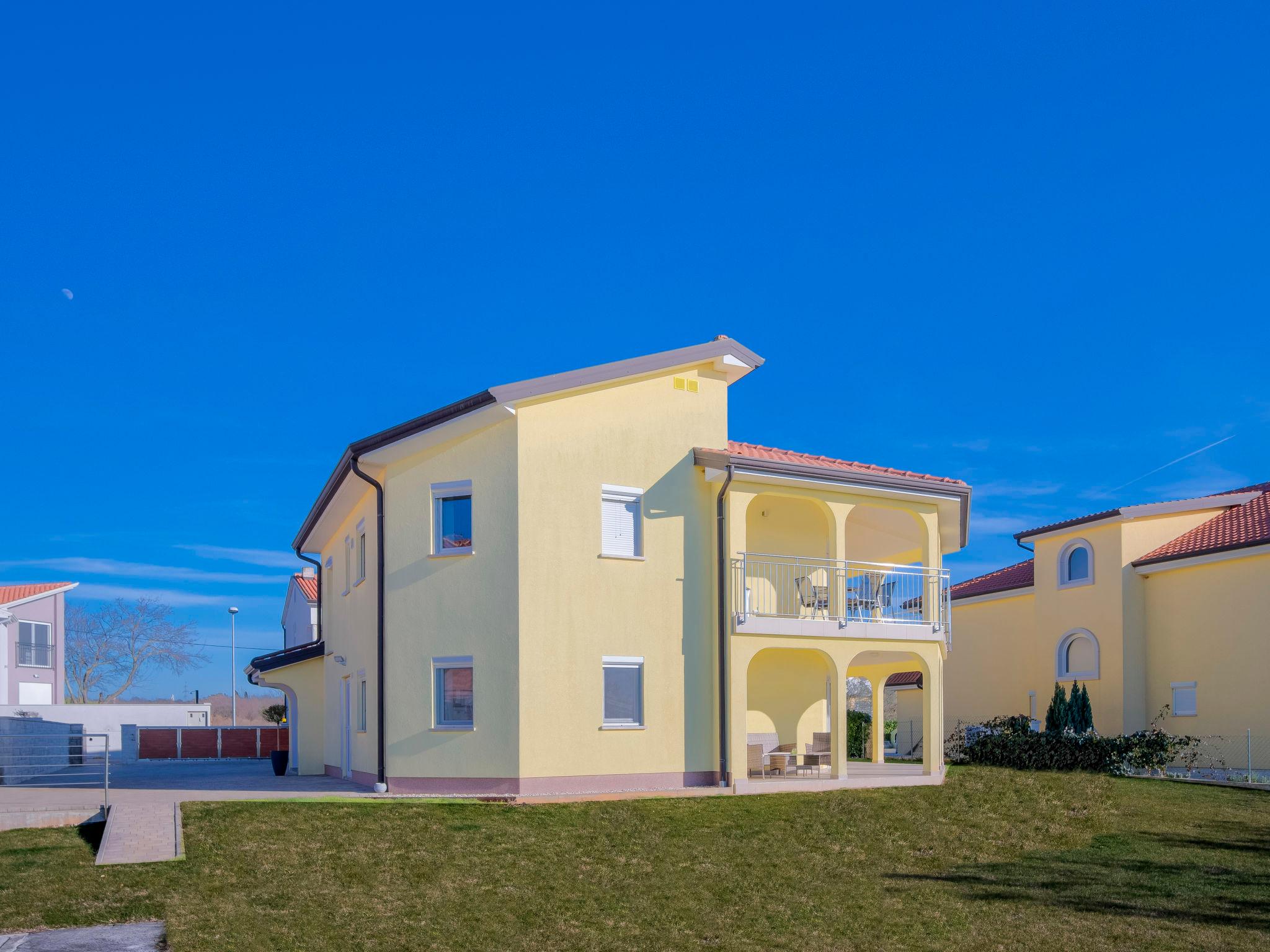 Photo 15 - 3 bedroom Apartment in Umag with garden and sea view