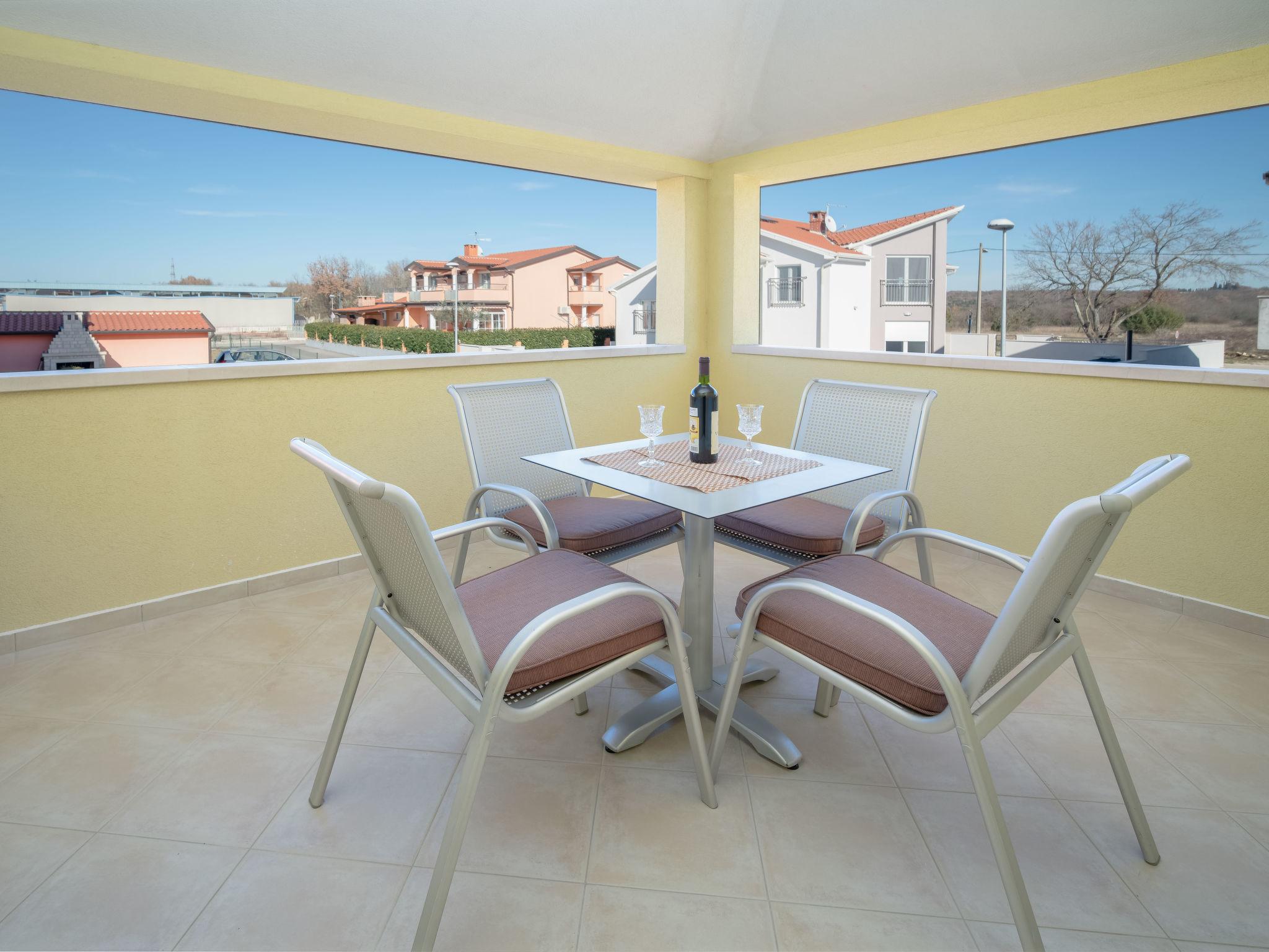 Foto 1 - Apartamento de 1 habitación en Umag con jardín y vistas al mar