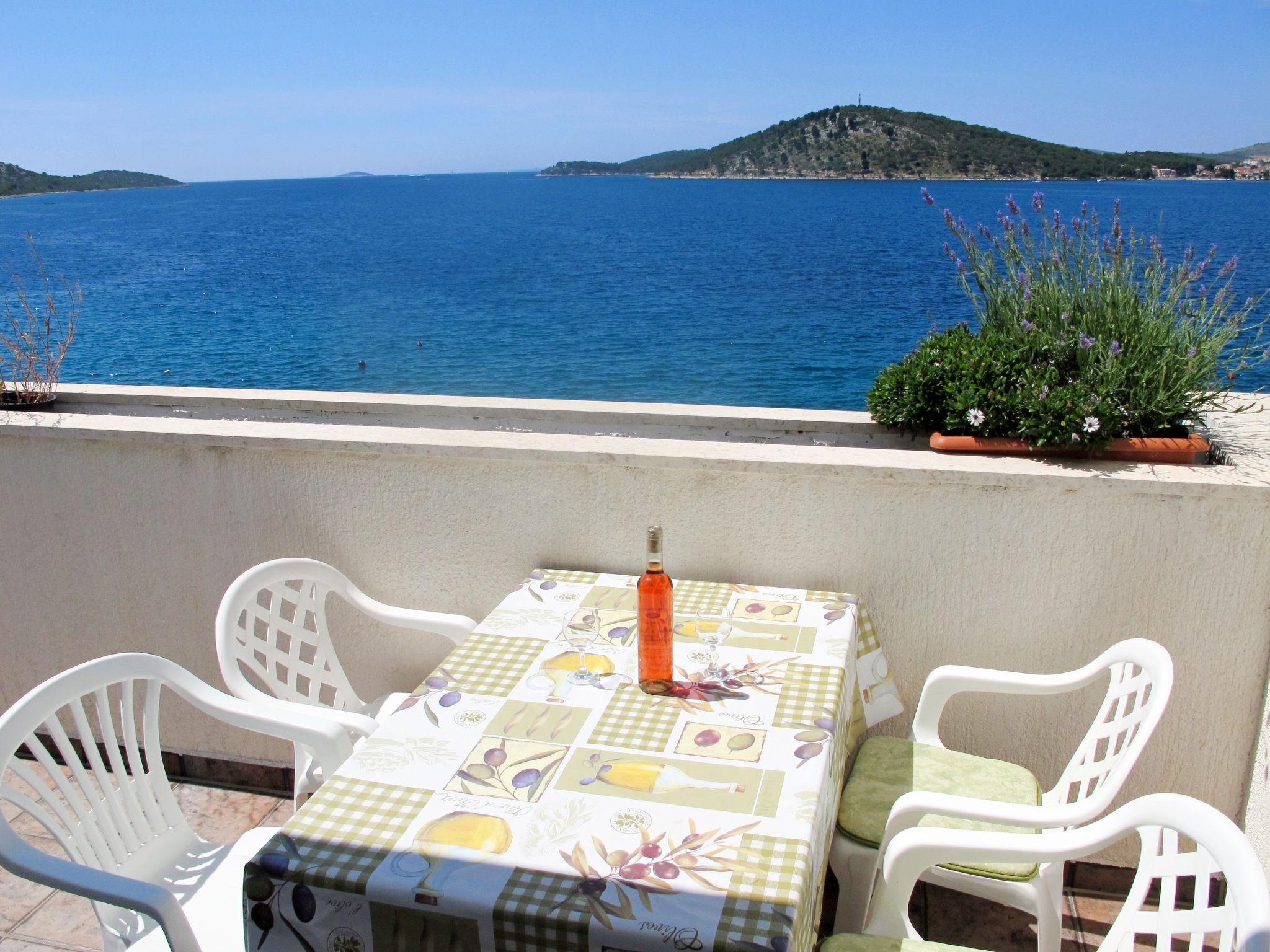 Photo 16 - 1 bedroom Apartment in Rogoznica with swimming pool and sea view