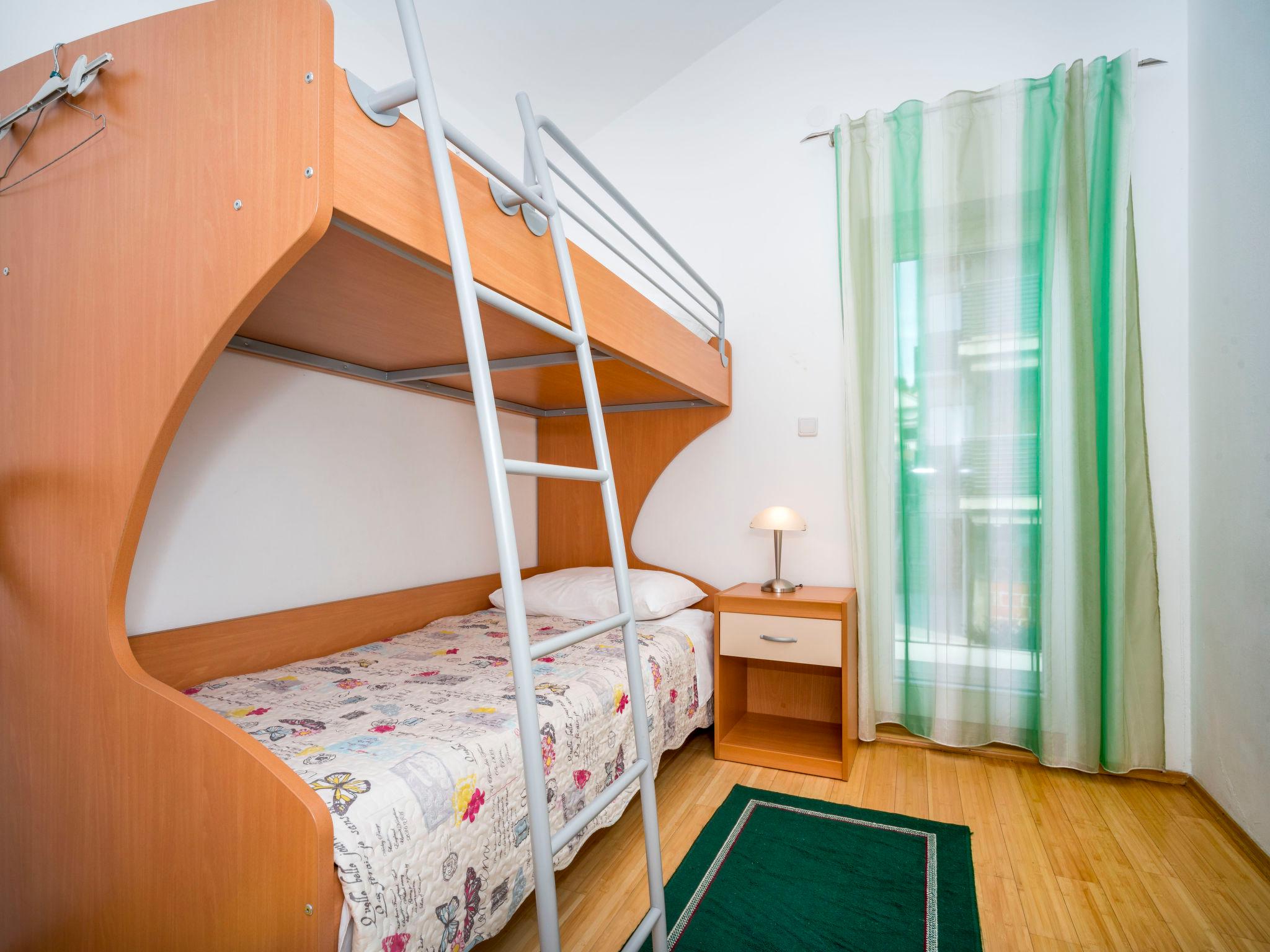 Foto 6 - Apartamento de 2 quartos em Sibenik com jardim