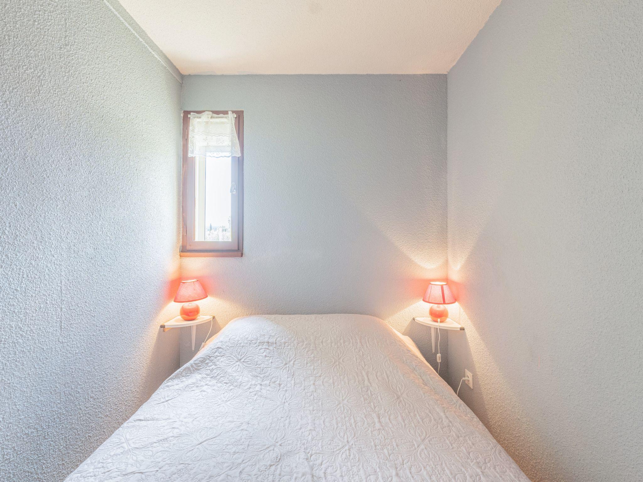 Foto 4 - Appartamento con 2 camere da letto a Narbonne con vista mare