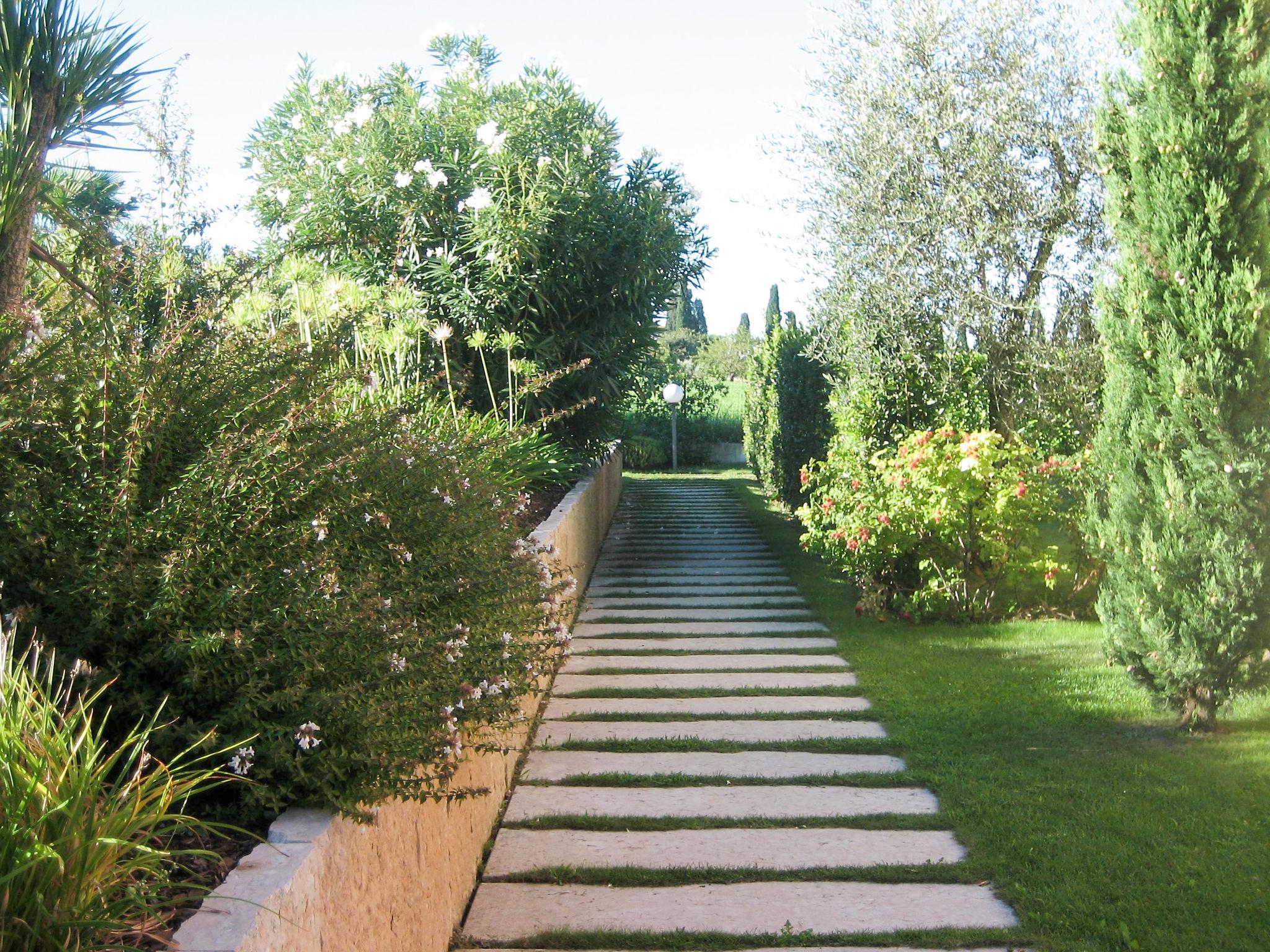 Foto 19 - Appartamento con 2 camere da letto a Lazise con piscina e giardino