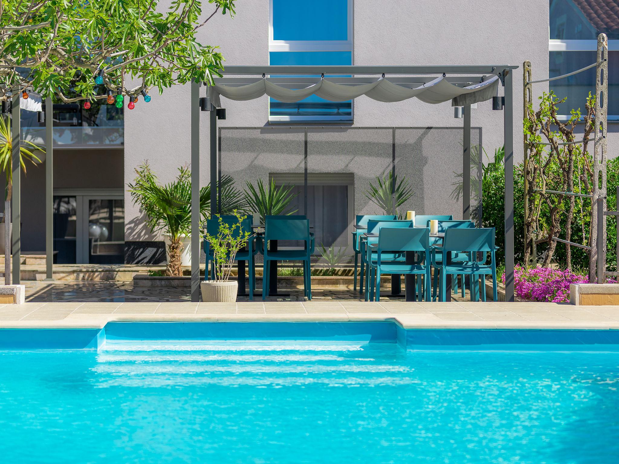 Foto 1 - Apartamento de 1 quarto em Pula com piscina e vistas do mar