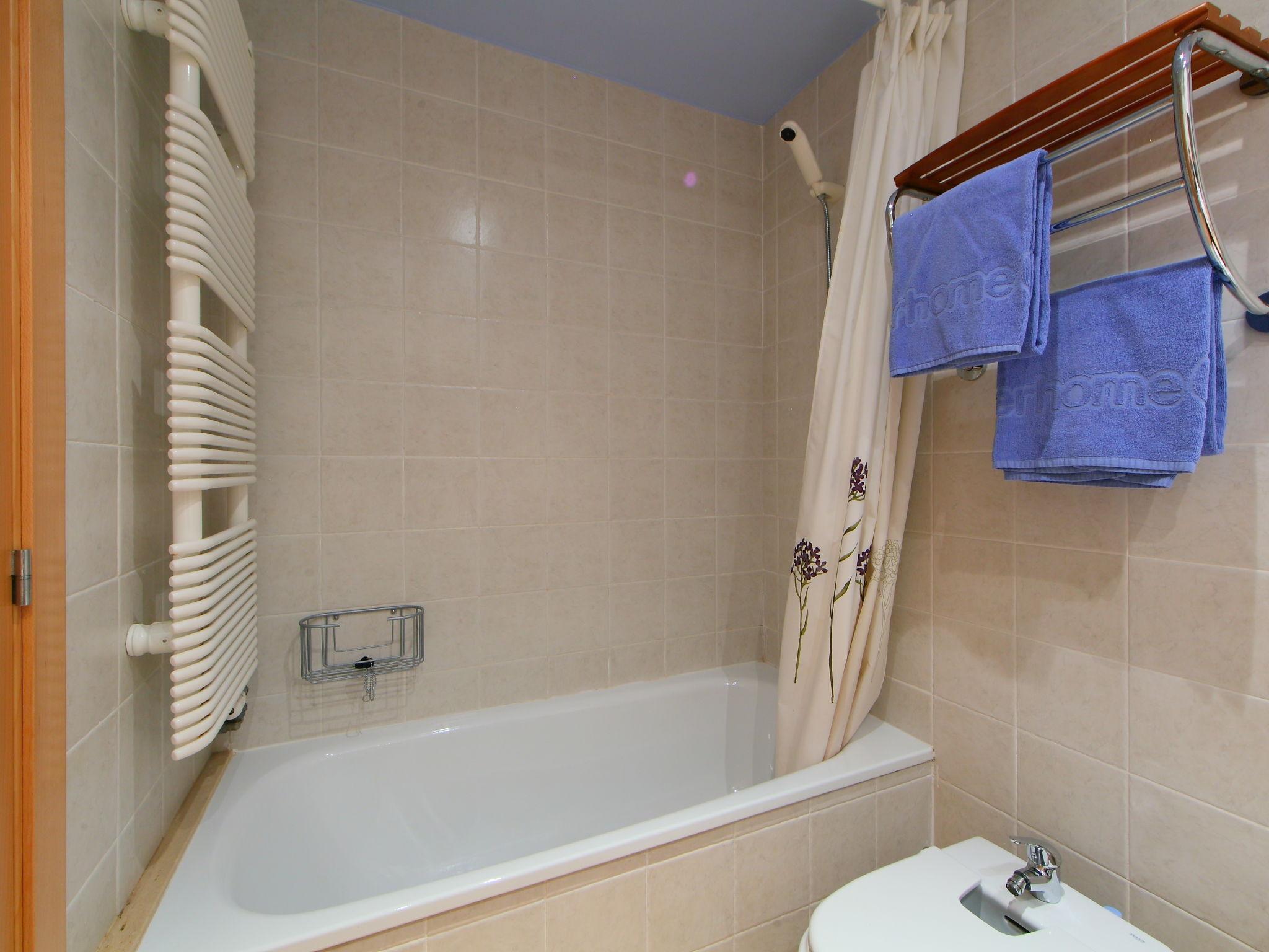 Photo 11 - 2 bedroom Apartment in Lloret de Mar with swimming pool and garden