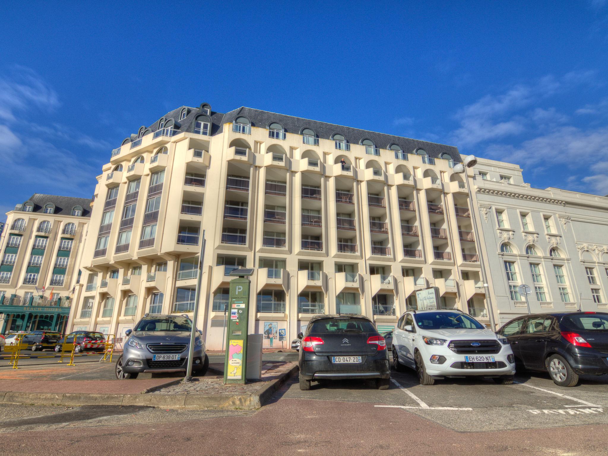 Foto 12 - Appartamento con 1 camera da letto a Trouville-sur-Mer con terrazza e vista mare